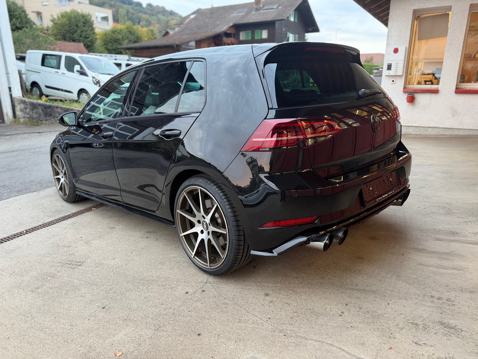 VW Golf 2.0 TSI R 4Motion DSG-image-4