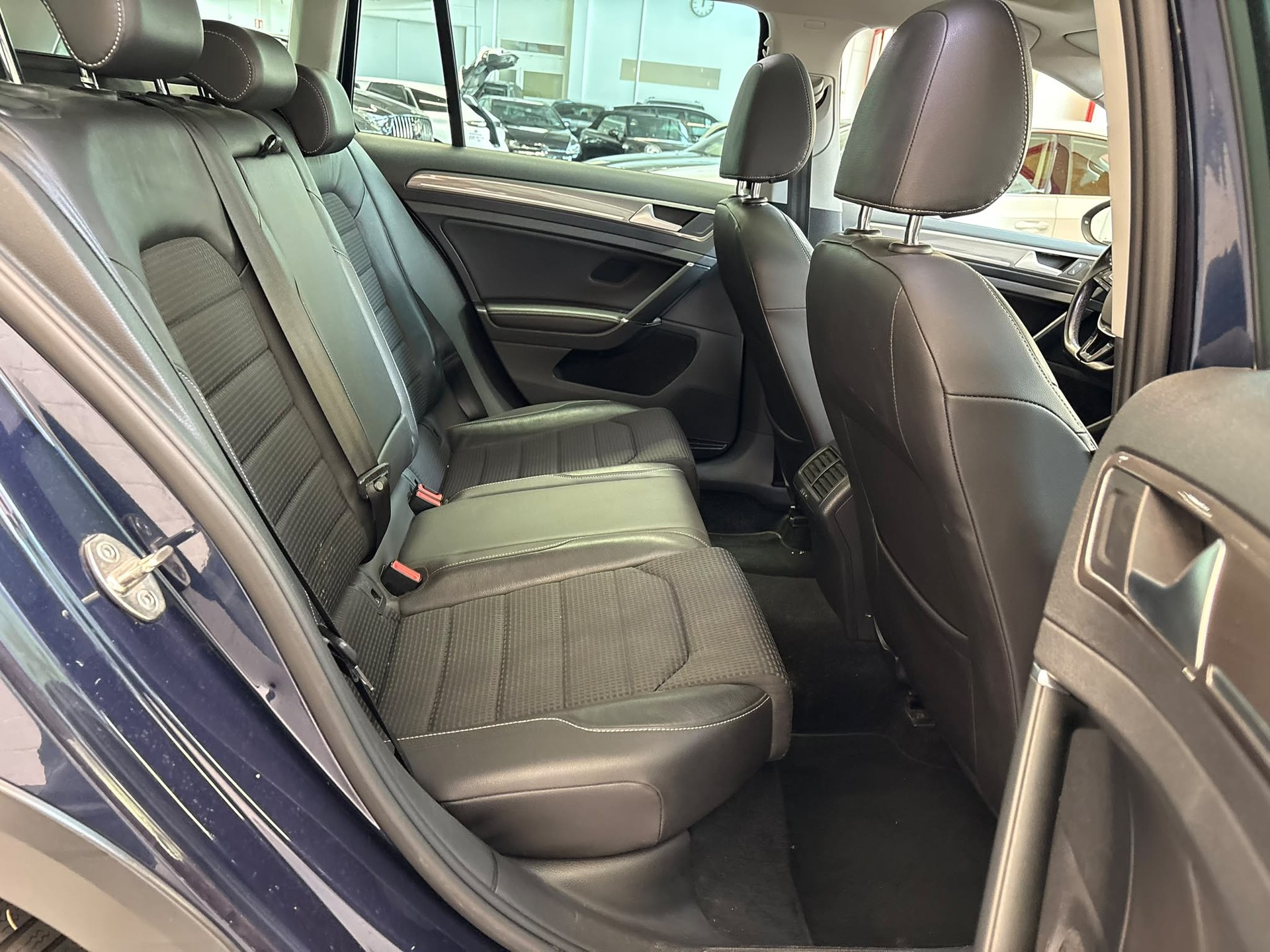 VW Golf 2.0 TDI Alltrack 4Motion-image-8