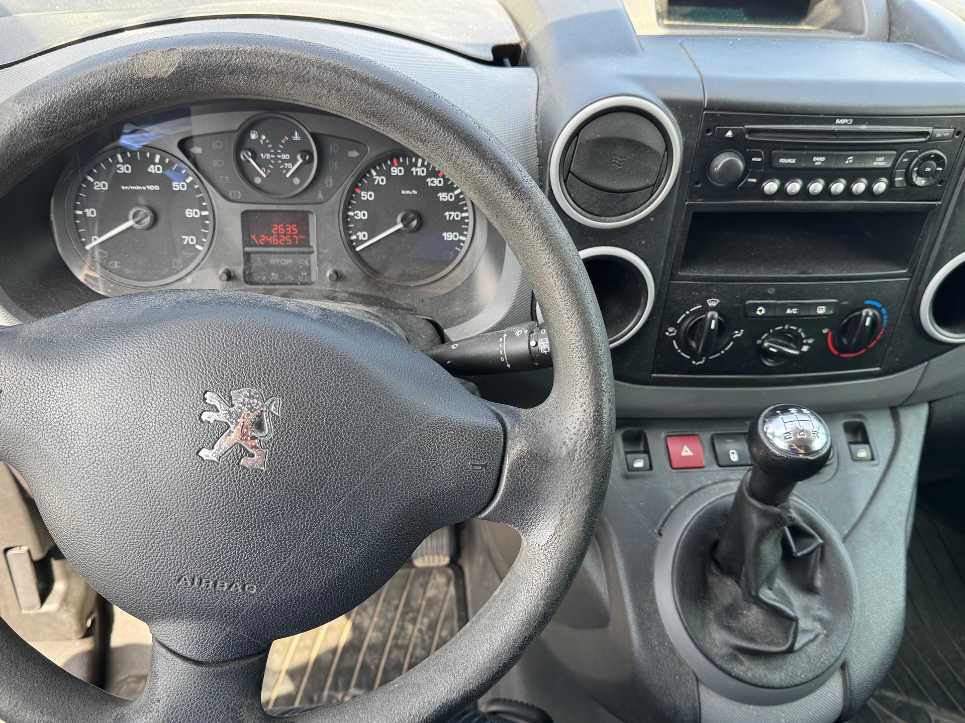 PEUGEOT Partner 1.6i Urban Pack-image-10