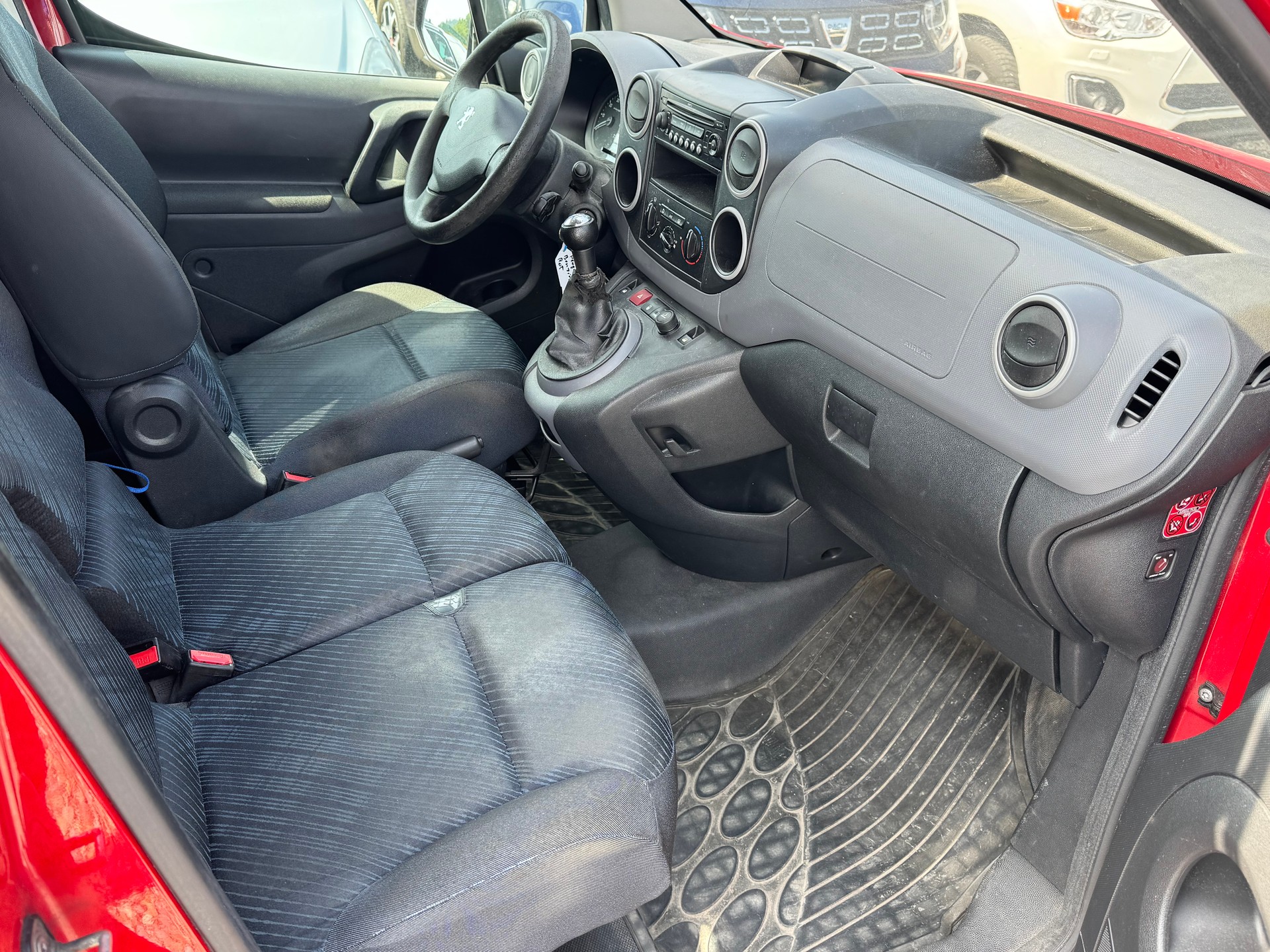 PEUGEOT Partner 1.6i Urban Pack-image-11