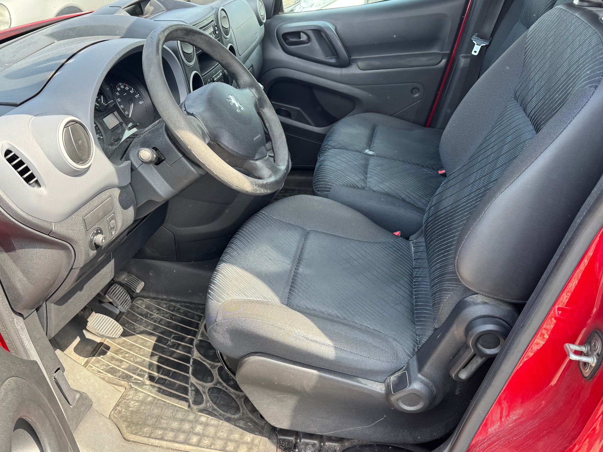 PEUGEOT Partner 1.6i Urban Pack-image-9
