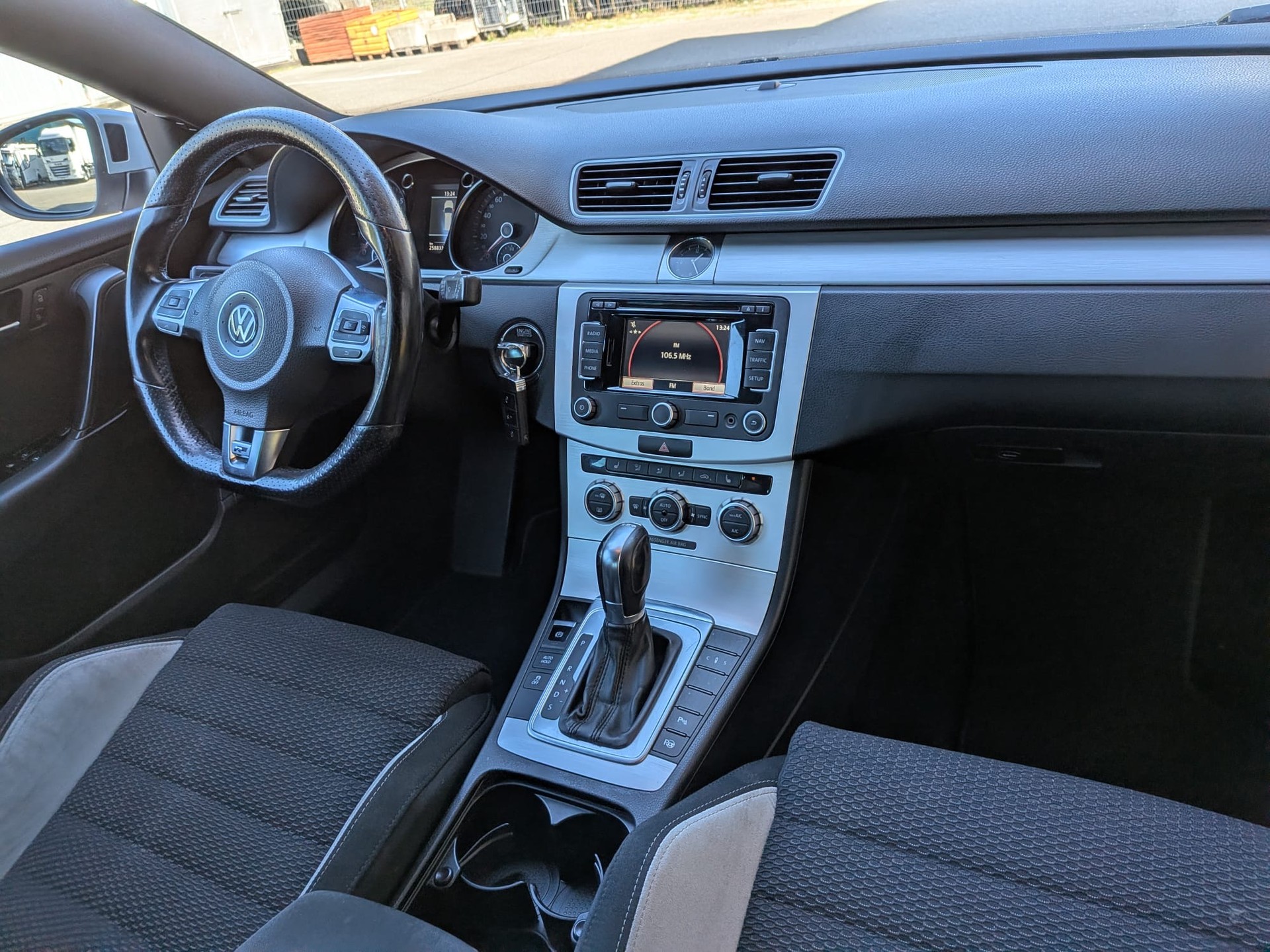 VW Passat Variant 2.0 TSI R-Line DSG-image-6