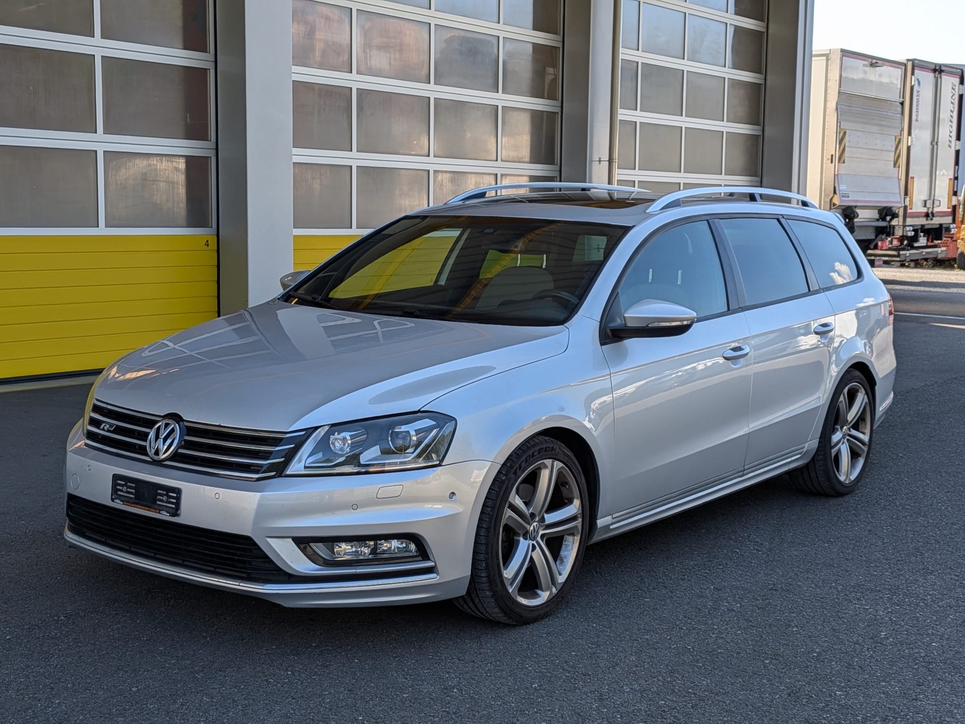 VW Passat Variant 2.0 TSI R-Line DSG-image-2