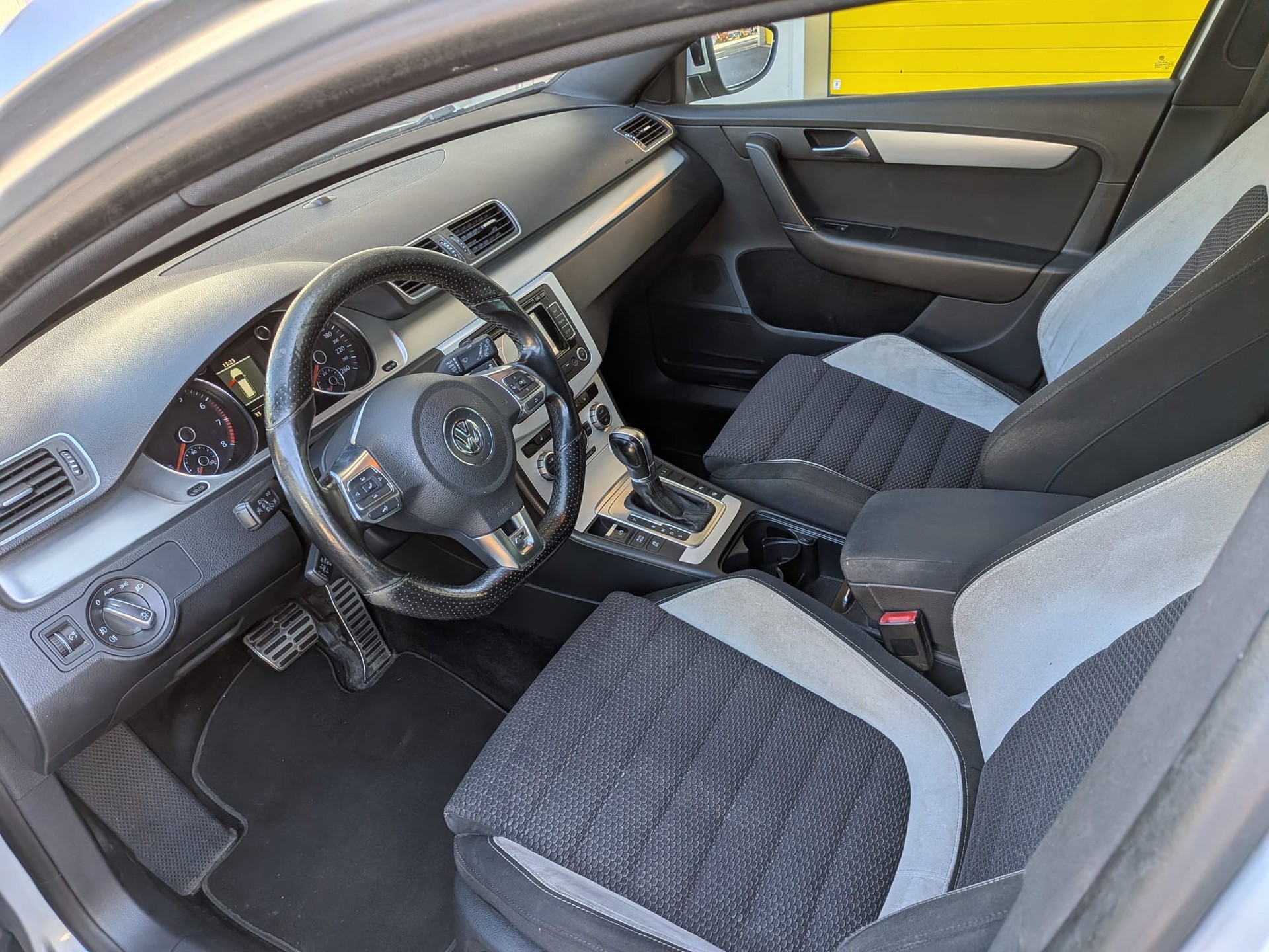 VW Passat Variant 2.0 TSI R-Line DSG-image-5