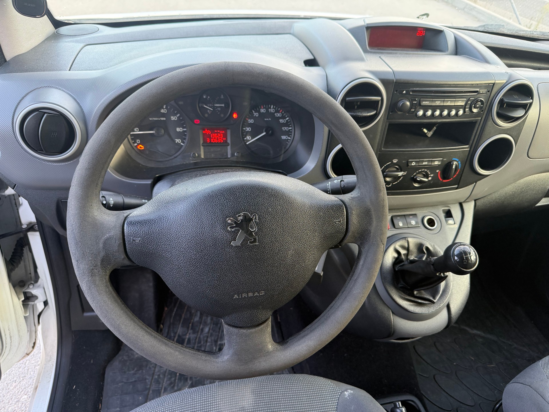 PEUGEOT Partner 1.6 e-HDI Urban KLIMA-image-8