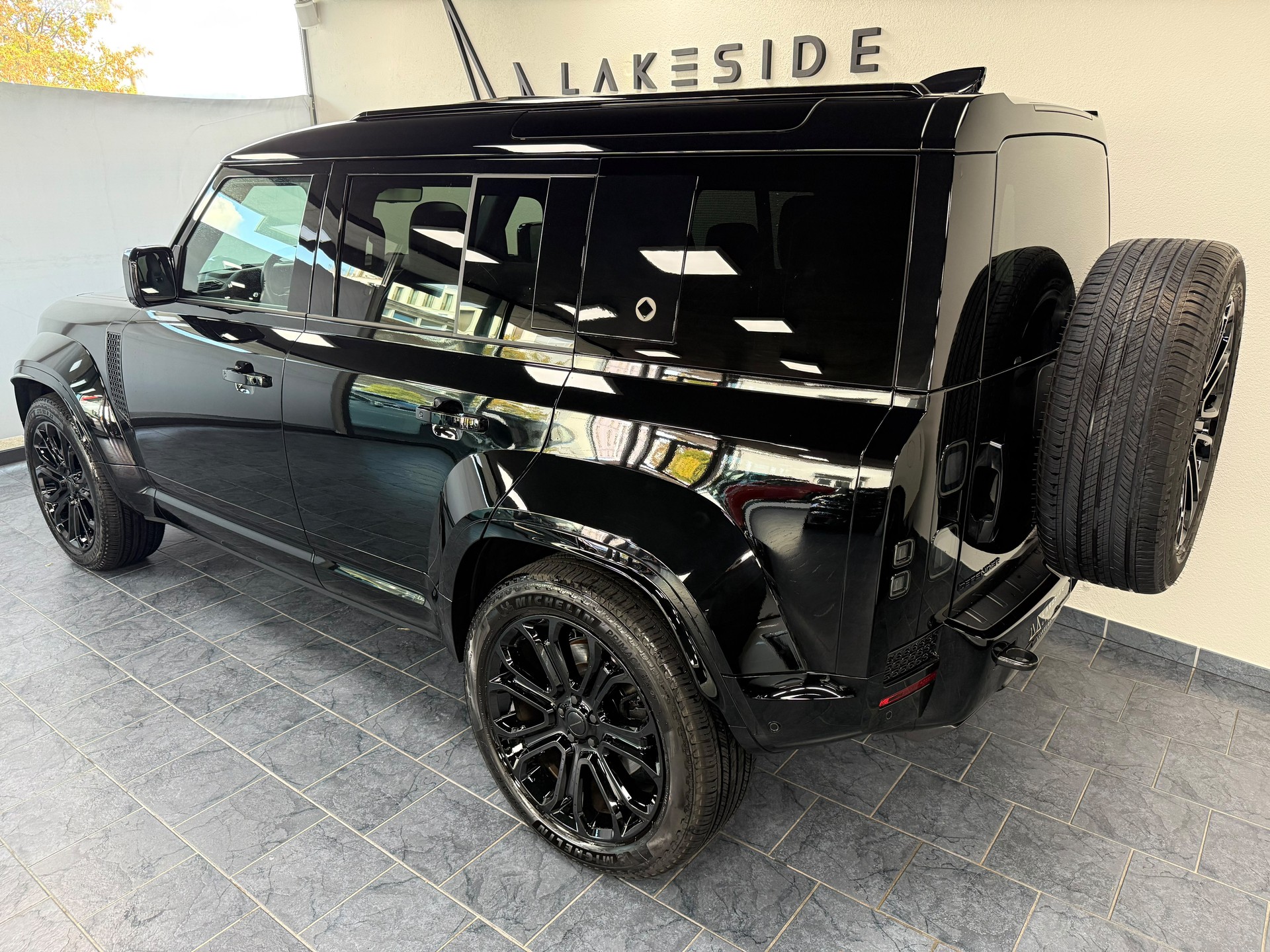 LAND ROVER Defender 110 635 V8 4.4 Octa Black AT8-image-5