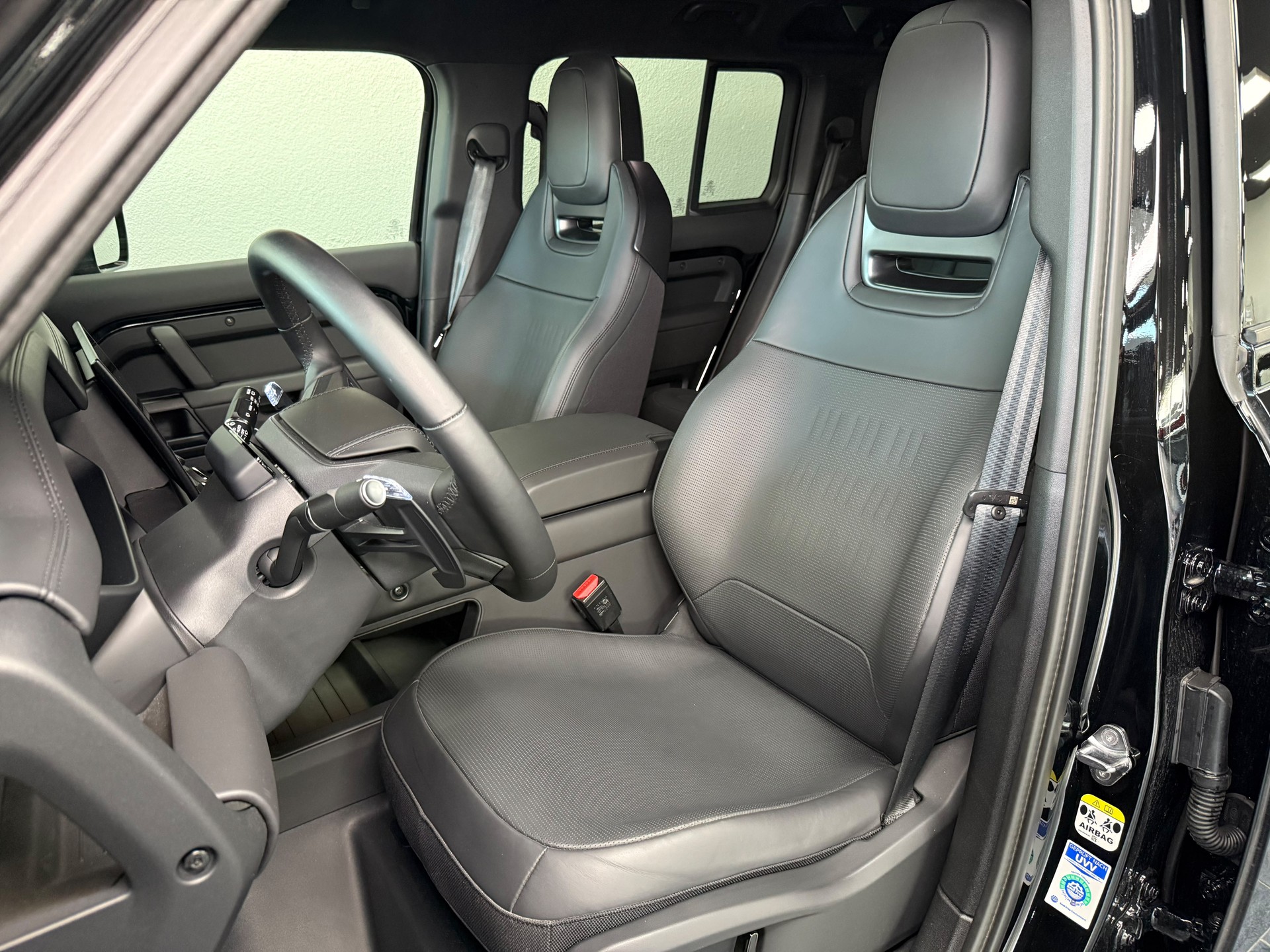 LAND ROVER Defender 110 635 V8 4.4 Octa Black AT8-image-14