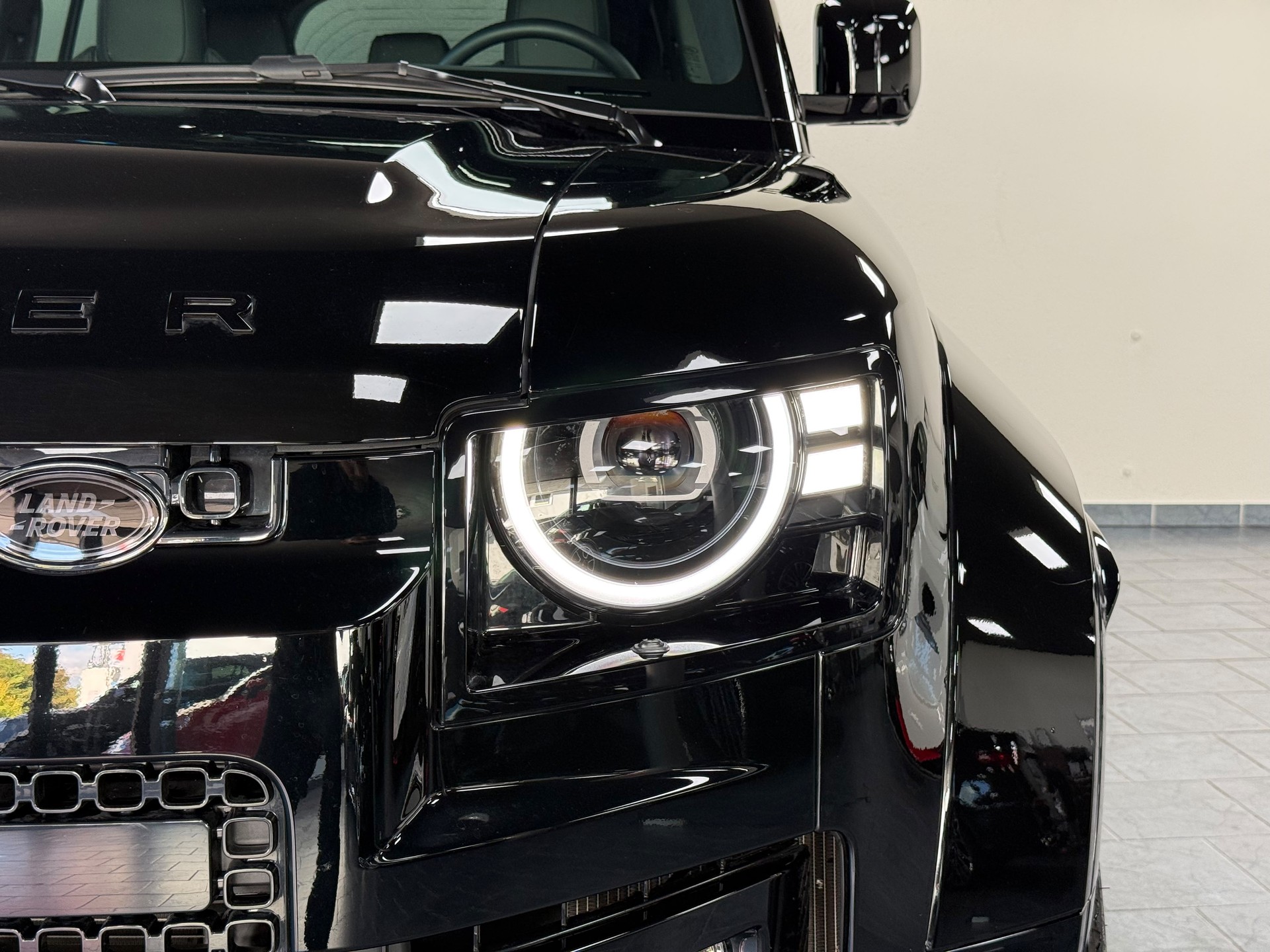 LAND ROVER Defender 110 635 V8 4.4 Octa Black AT8-image-8