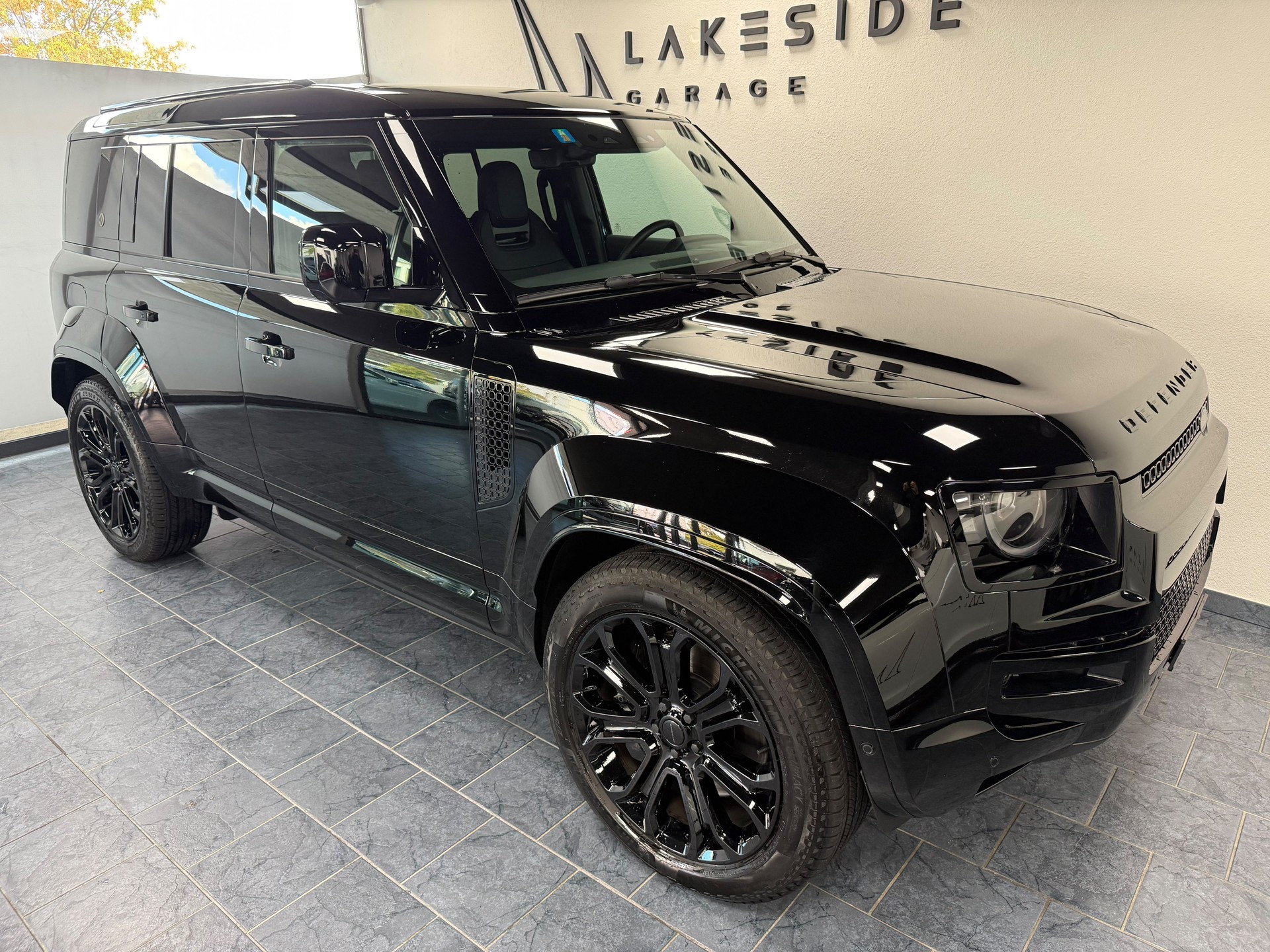 LAND ROVER Defender 110 635 V8 4.4 Octa Black AT8-image-2