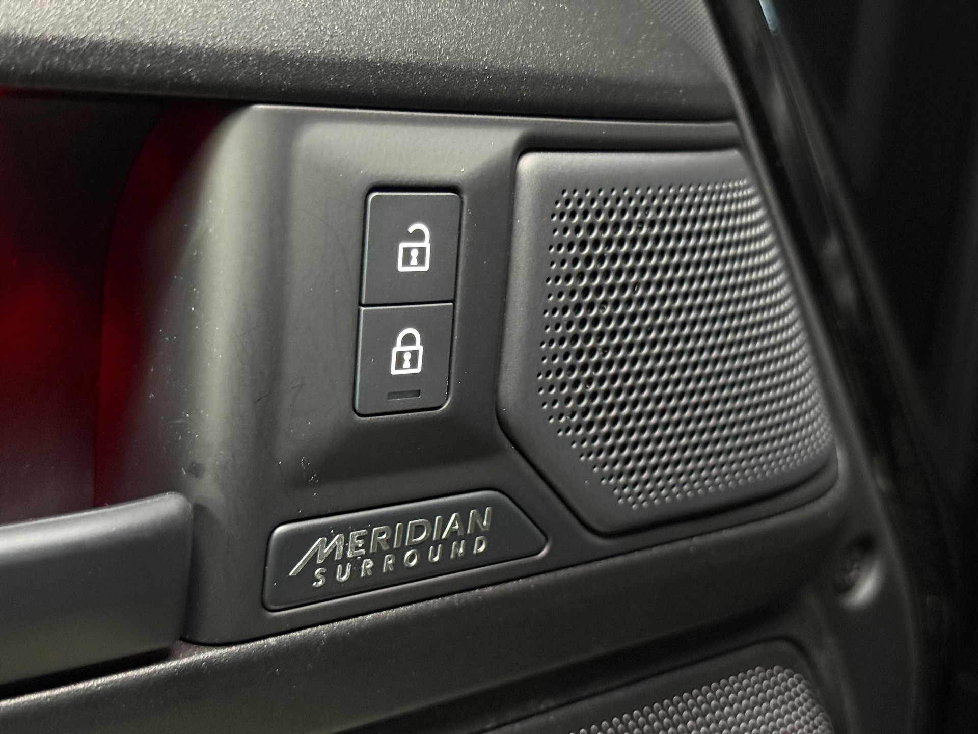 LAND ROVER Defender 110 635 V8 4.4 Octa Black AT8-image-12