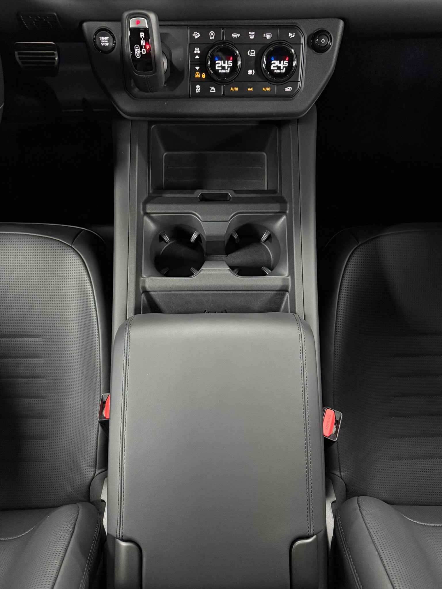 LAND ROVER Defender 110 635 V8 4.4 Octa Black AT8-image-18