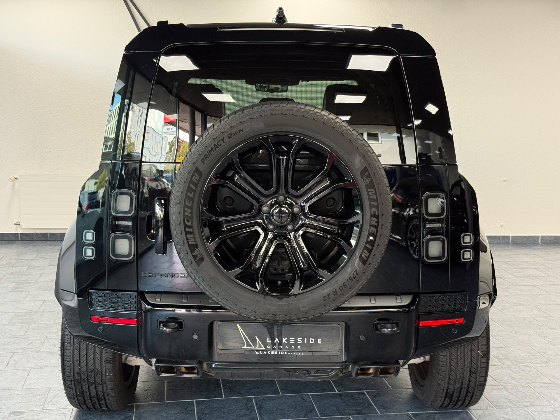 LAND ROVER Defender 110 635 V8 4.4 Octa Black AT8-image-4