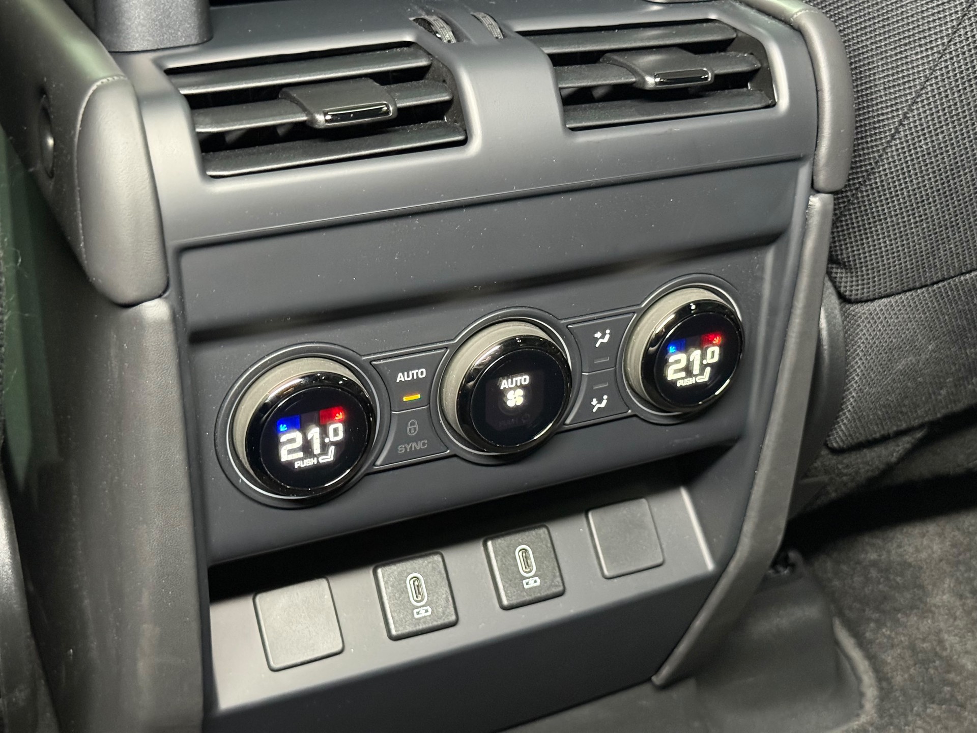 LAND ROVER Defender 110 635 V8 4.4 Octa Black AT8-image-25