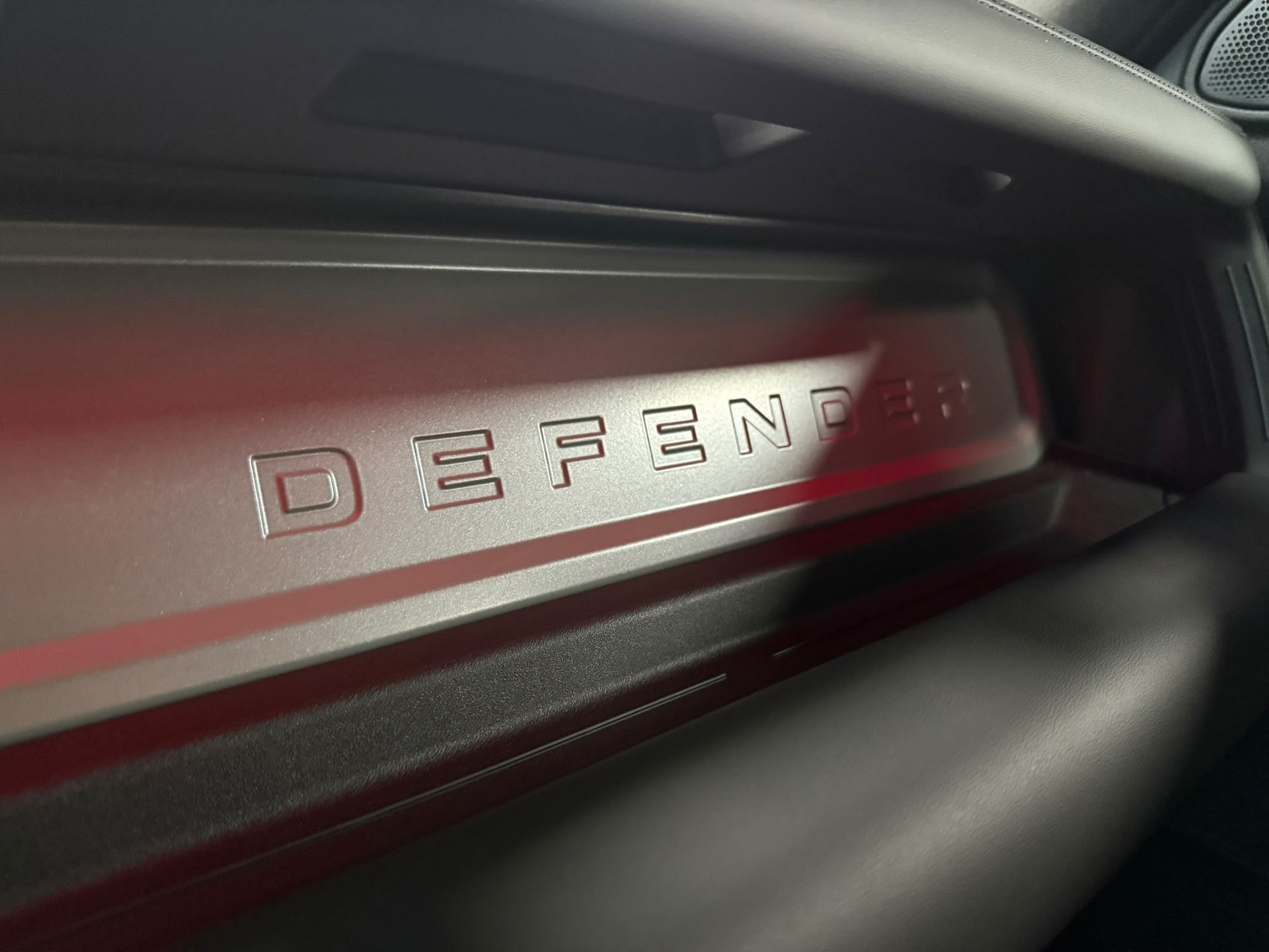 LAND ROVER Defender 110 635 V8 4.4 Octa Black AT8-image-21