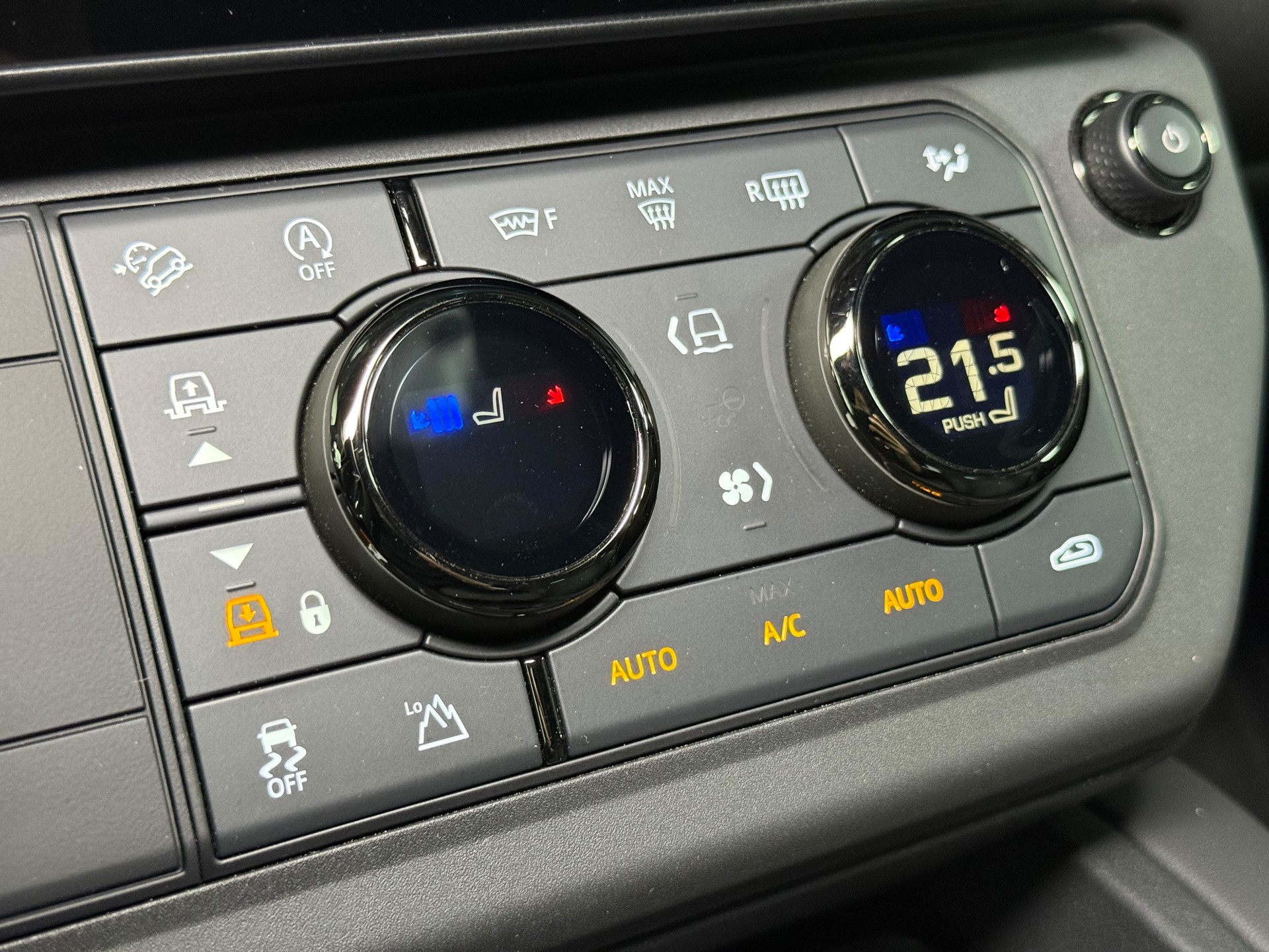 LAND ROVER Defender 110 635 V8 4.4 Octa Black AT8-image-19