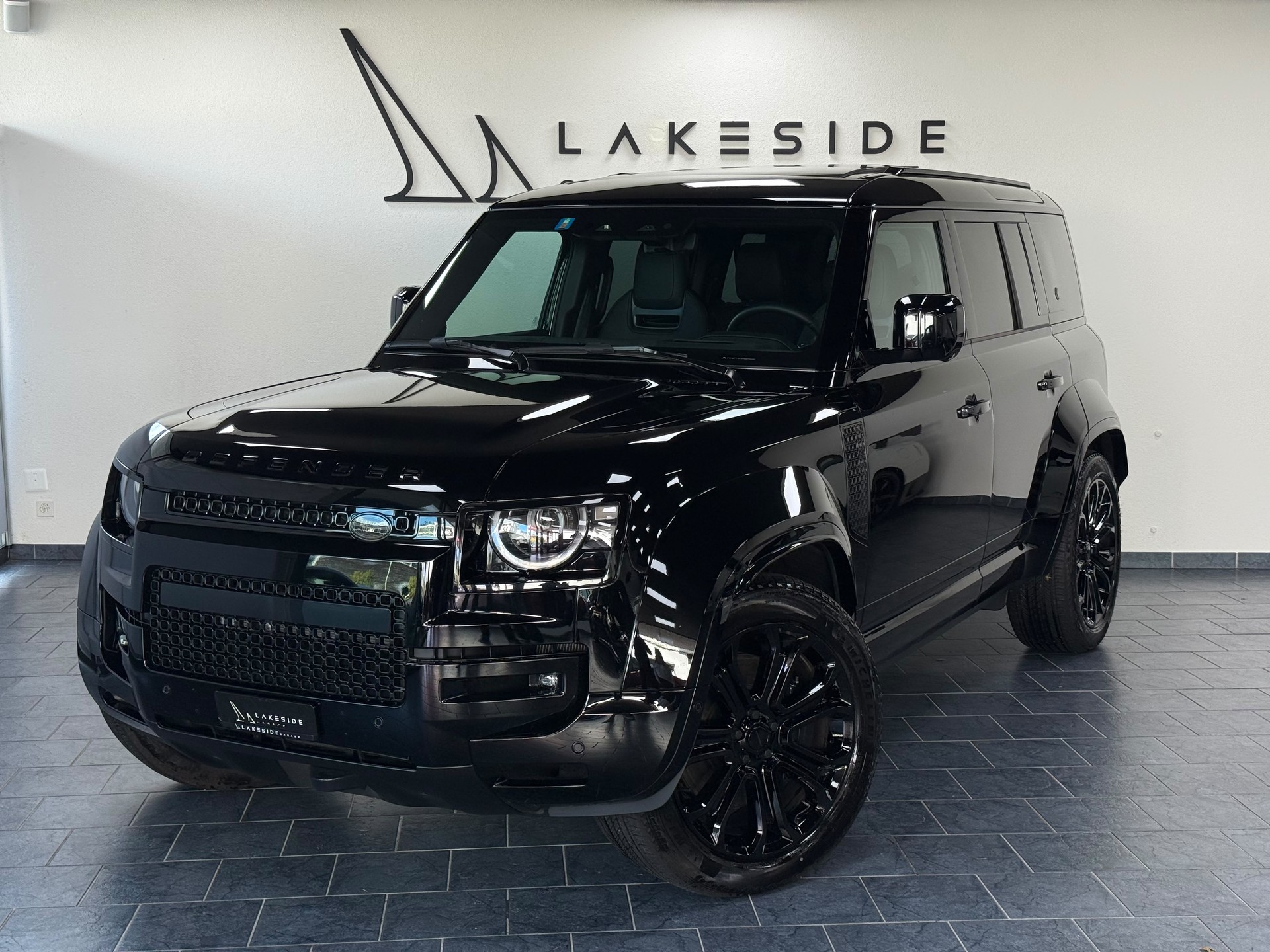 LAND ROVER Defender 110 635 V8 4.4 Octa Black AT8-image-6