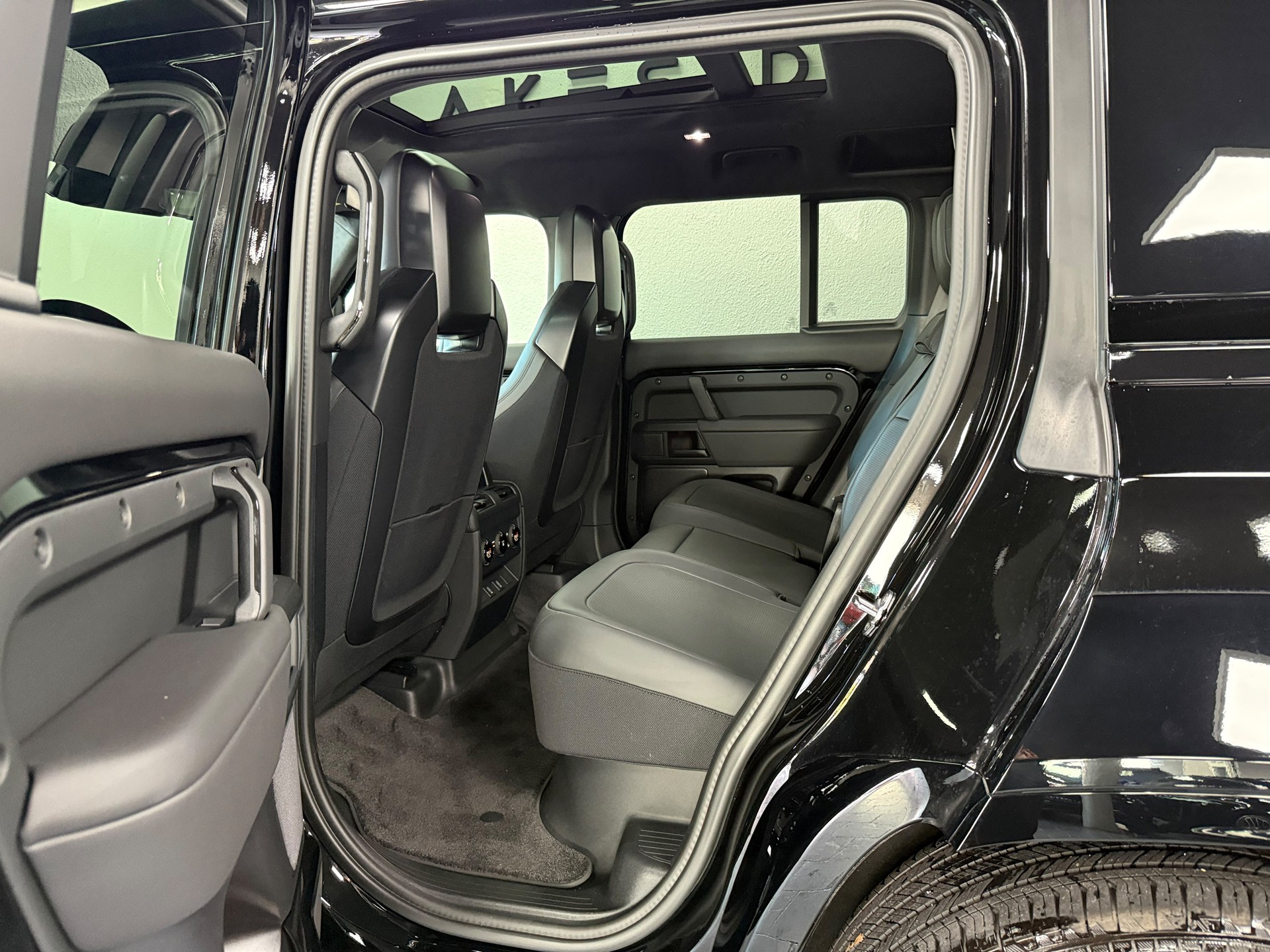 LAND ROVER Defender 110 635 V8 4.4 Octa Black AT8-image-10