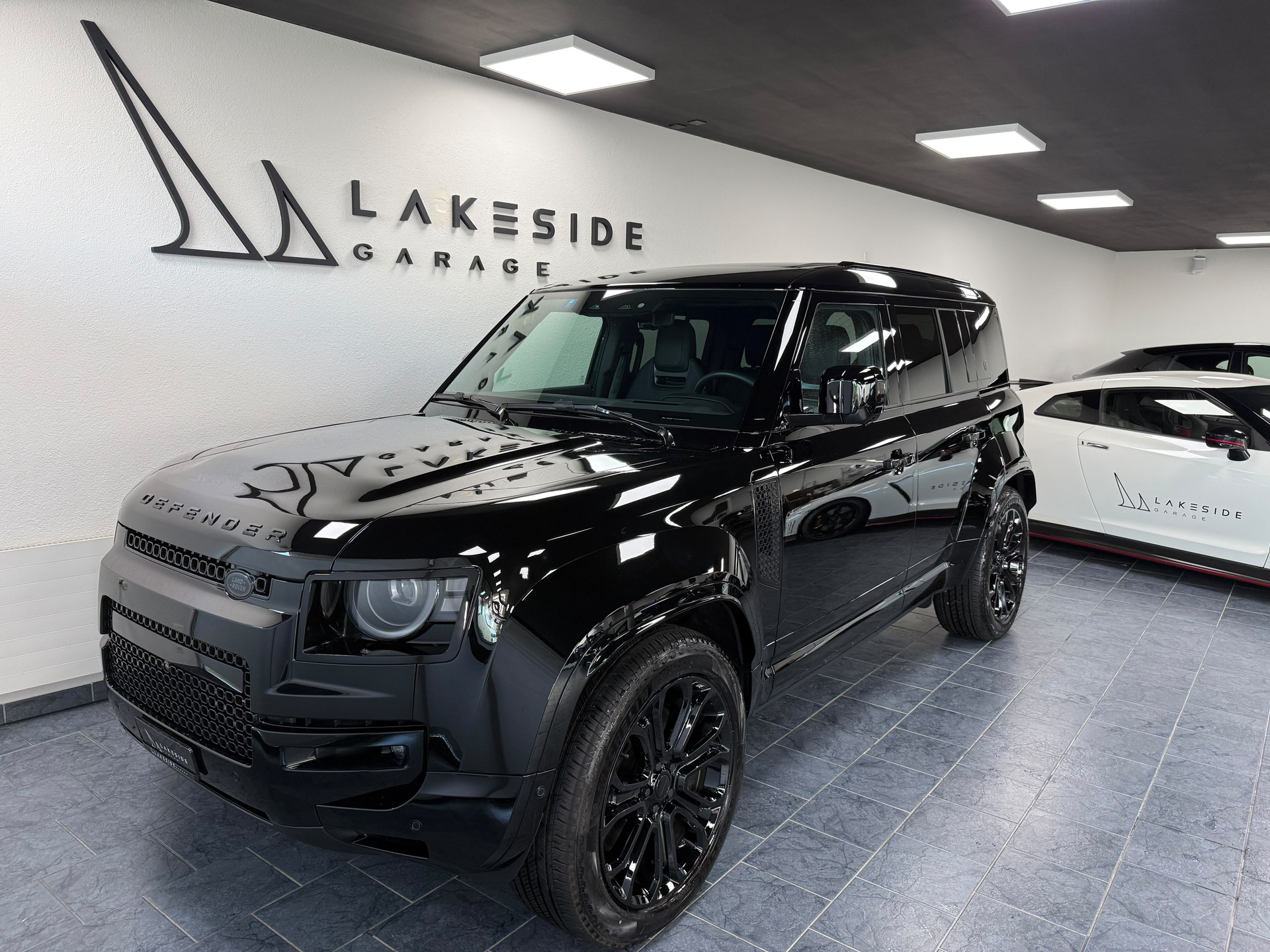 LAND ROVER Defender 110 635 V8 4.4 Octa Black AT8-image-0