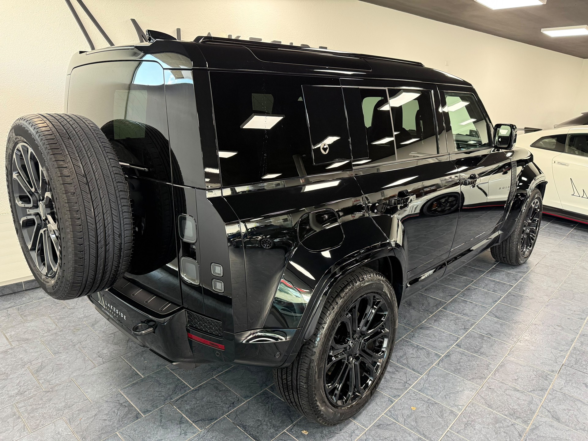 LAND ROVER Defender 110 635 V8 4.4 Octa Black AT8-image-3