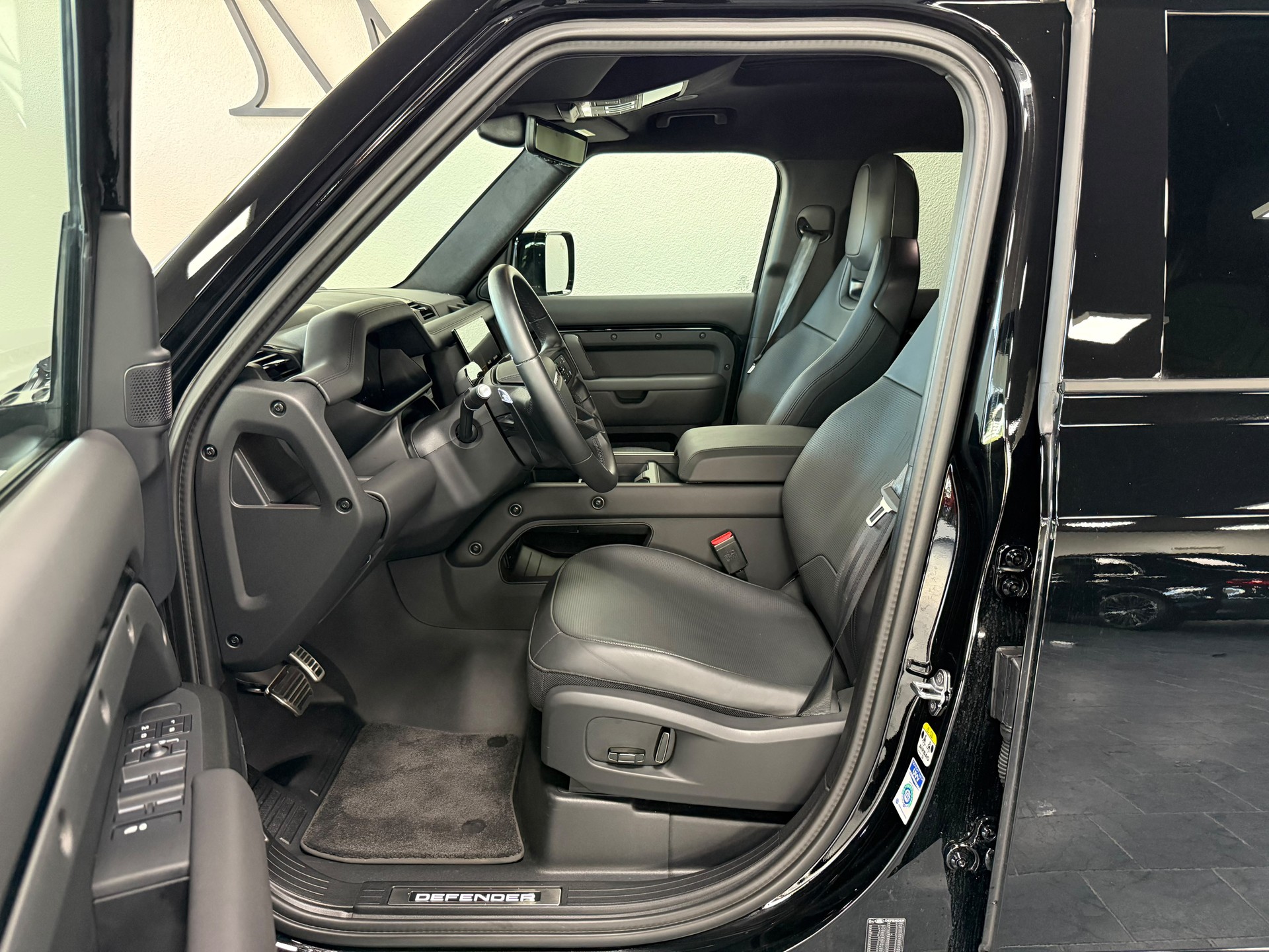 LAND ROVER Defender 110 635 V8 4.4 Octa Black AT8-image-9