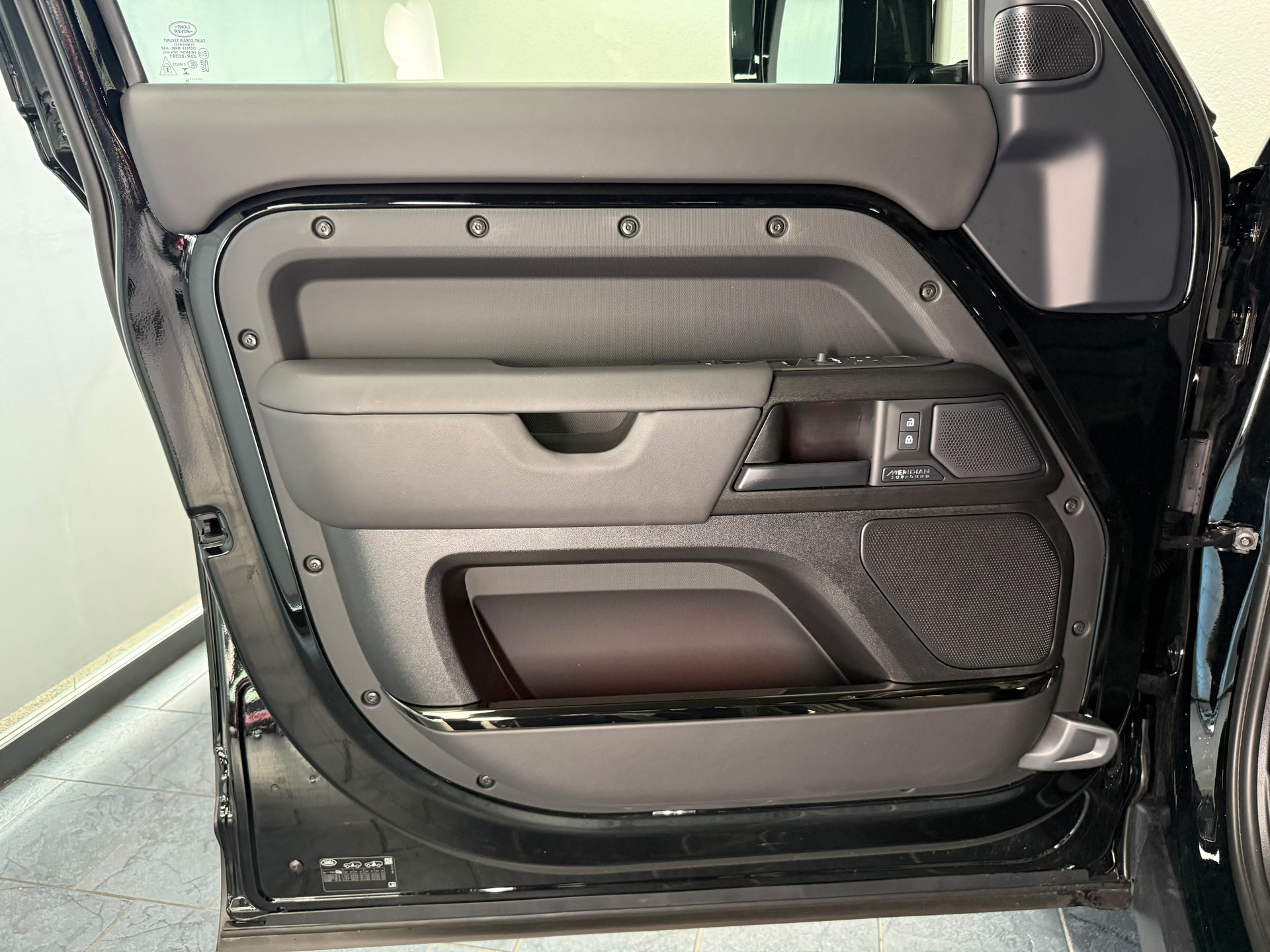 LAND ROVER Defender 110 635 V8 4.4 Octa Black AT8-image-11