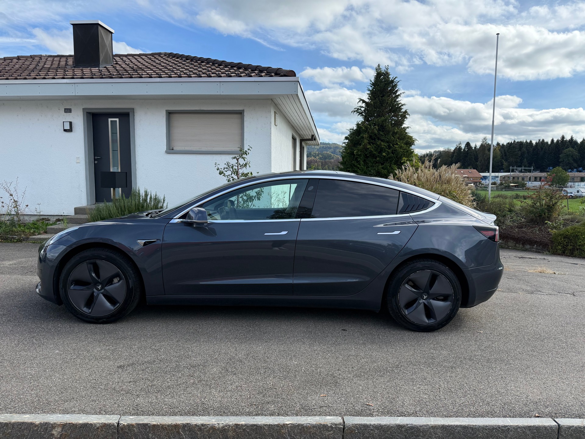 TESLA MODEL 3 Standard Range Plus-image-1