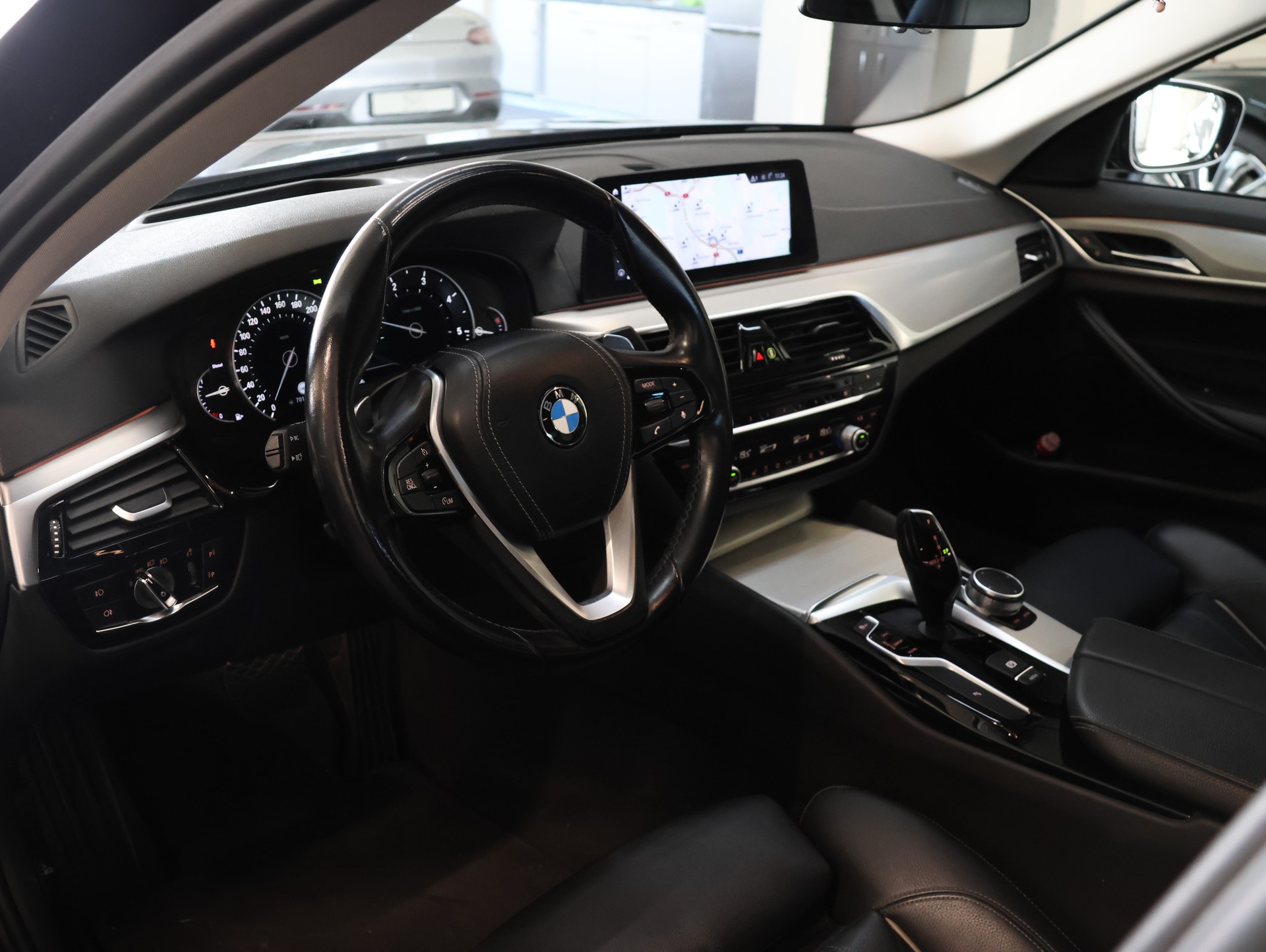BMW 520d xDrive Sport Line Steptronic *BLACK-SAPPHIRE*-image-10
