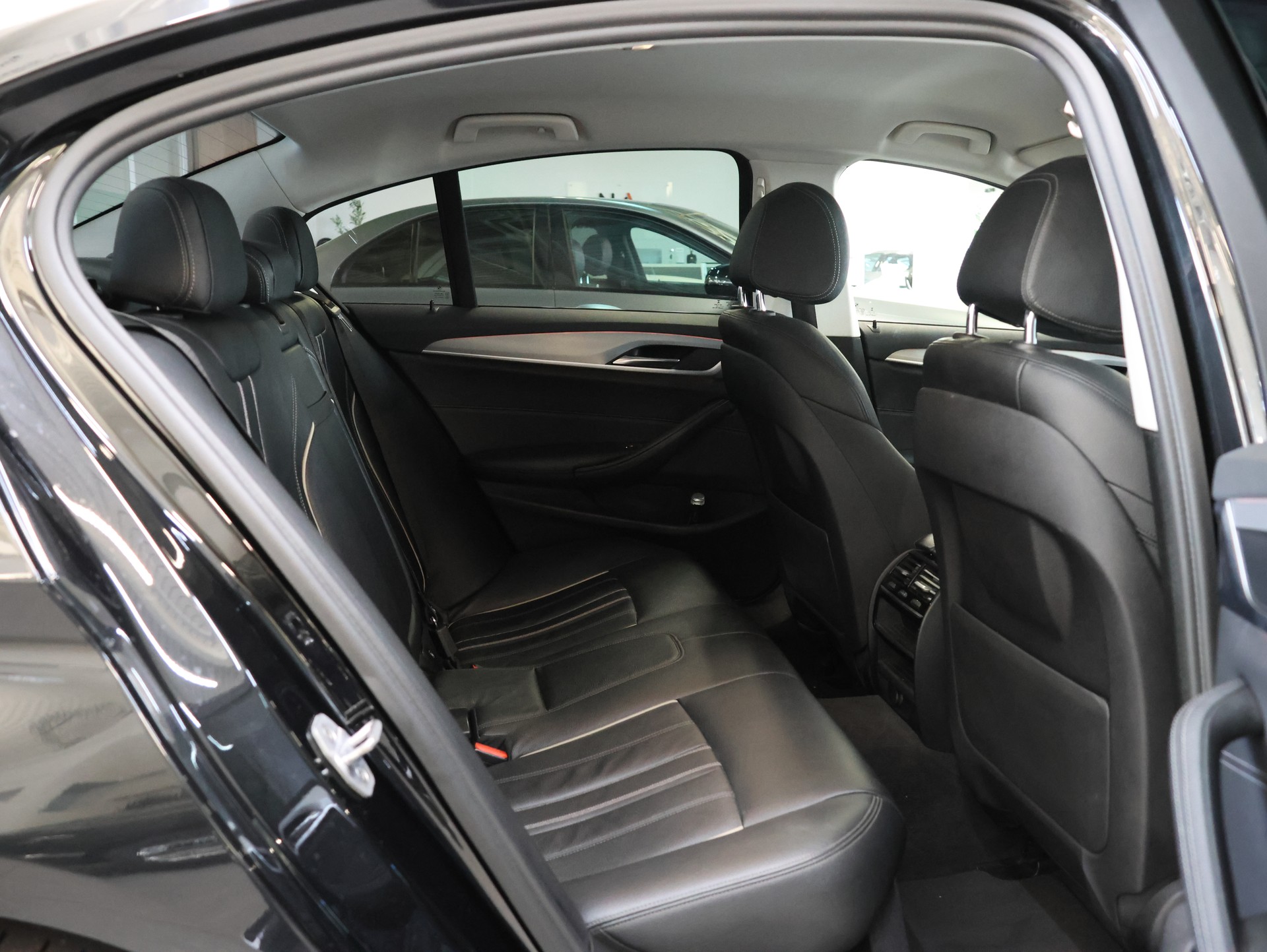 BMW 520d xDrive Sport Line Steptronic *BLACK-SAPPHIRE*-image-24