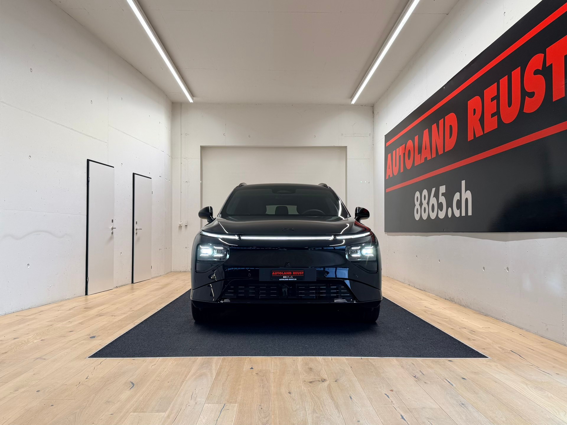 XPENG G9 93kWh Performance Black Edition AWD-showroom-element-1