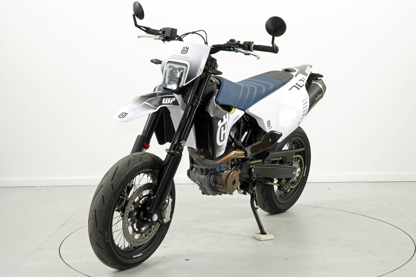 HUSQVARNA 701 Supermoto ABS-showroom-element-2