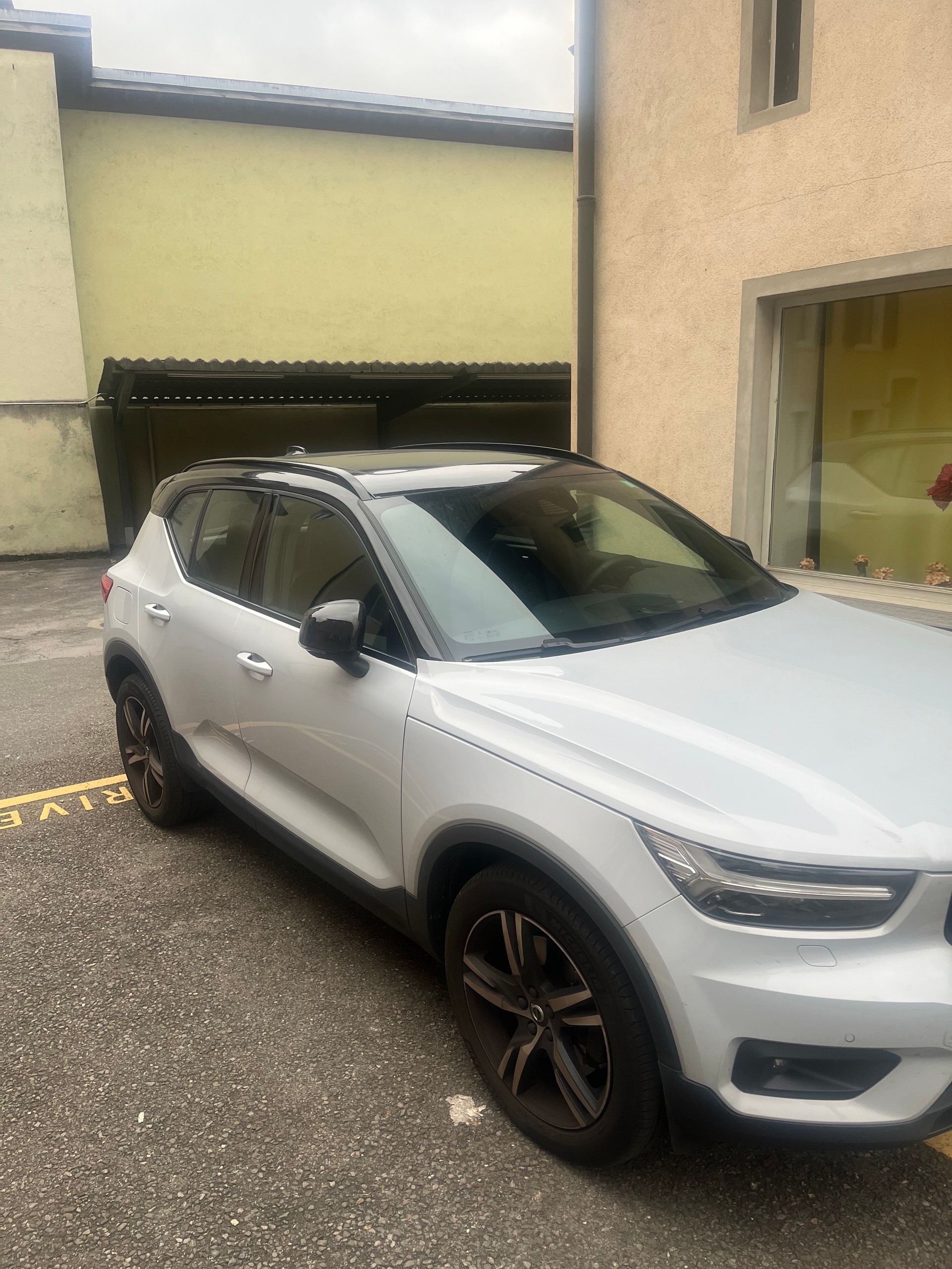VOLVO XC40 T5 TwE R-Design DCT-image-1