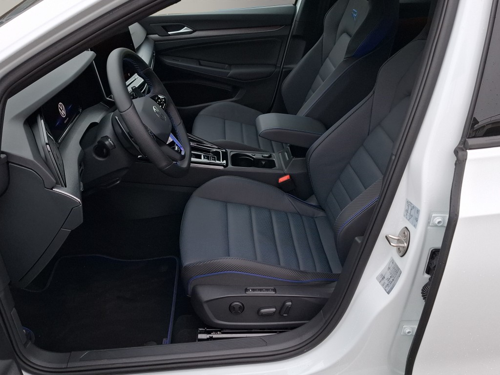 VW Golf VIII 2.0 TSI R DSG 4motion-image-2