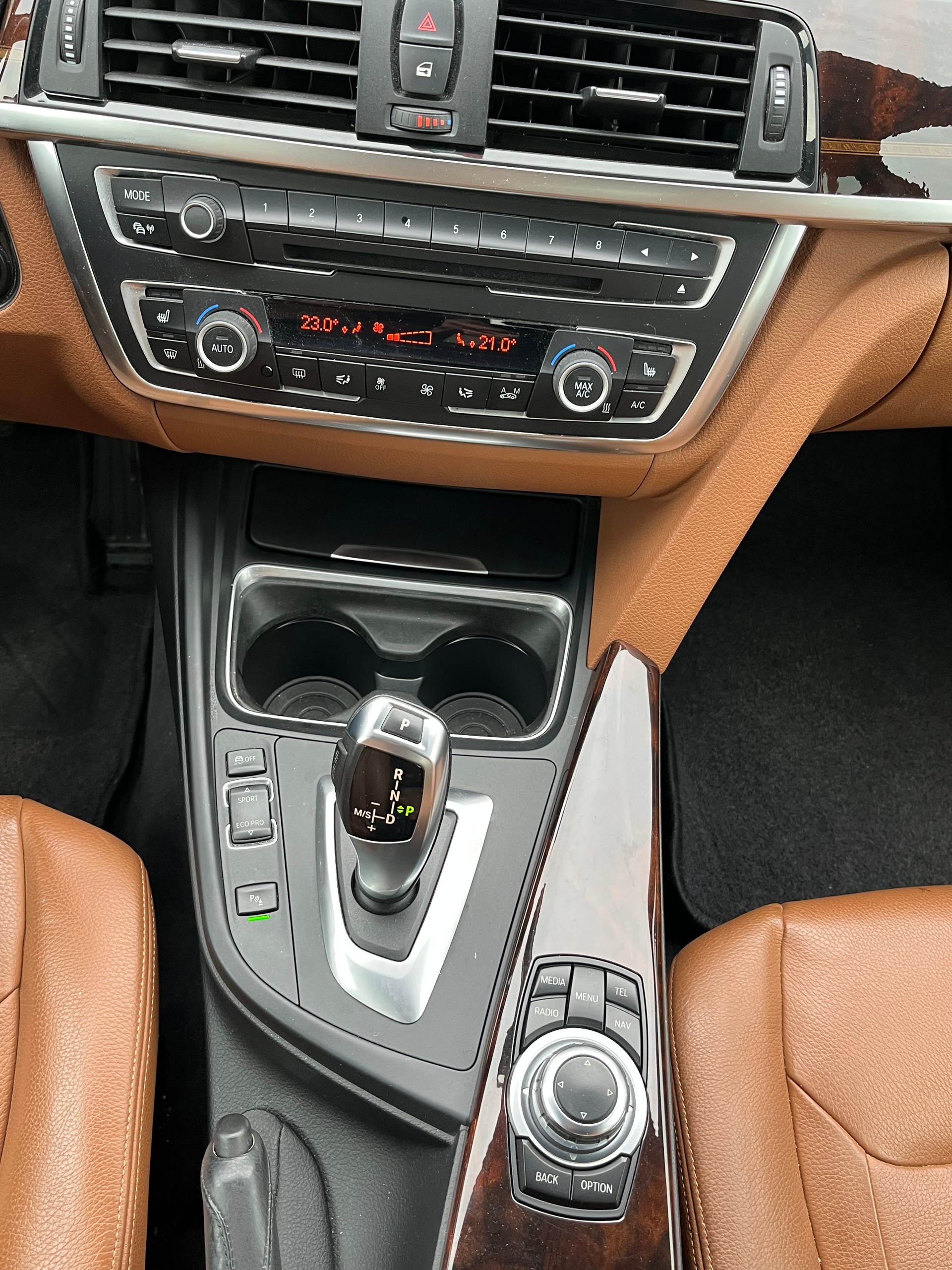 BMW 335i GT xDrive Luxury Line Steptronic-image-23