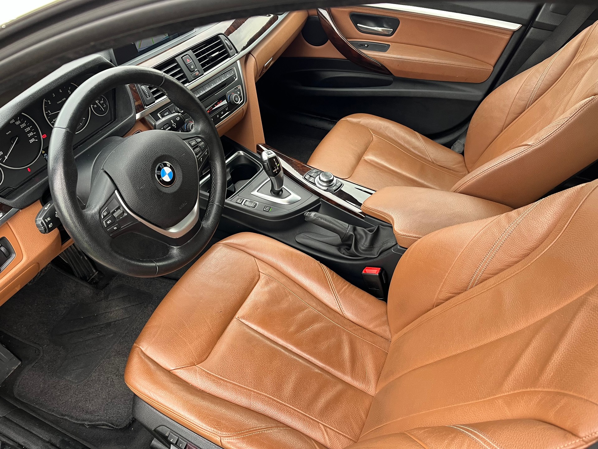 BMW 335i GT xDrive Luxury Line Steptronic-image-14