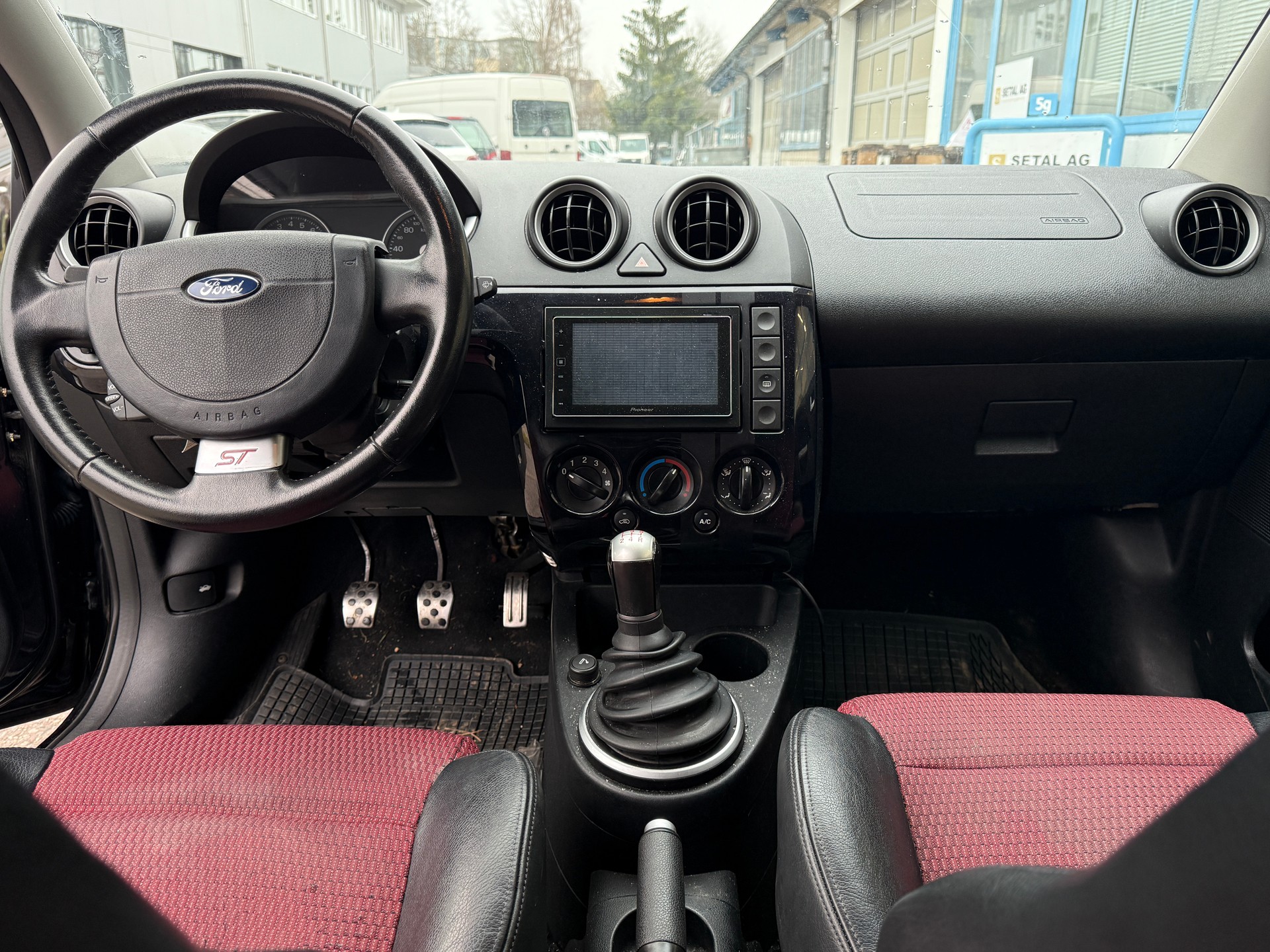 FORD Fiesta 2.0 16V ST-image-8