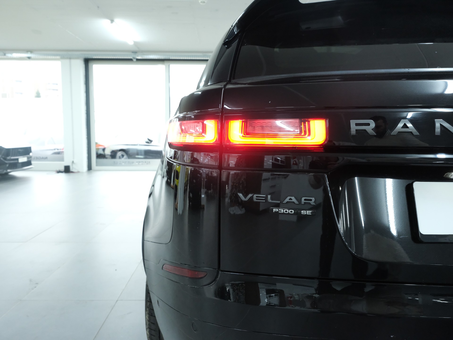 LAND ROVER Range Rover Velar R-Dynamic P 300 SE Automatic *Fahrassistenz Paket* *Panoramadach*-image-10