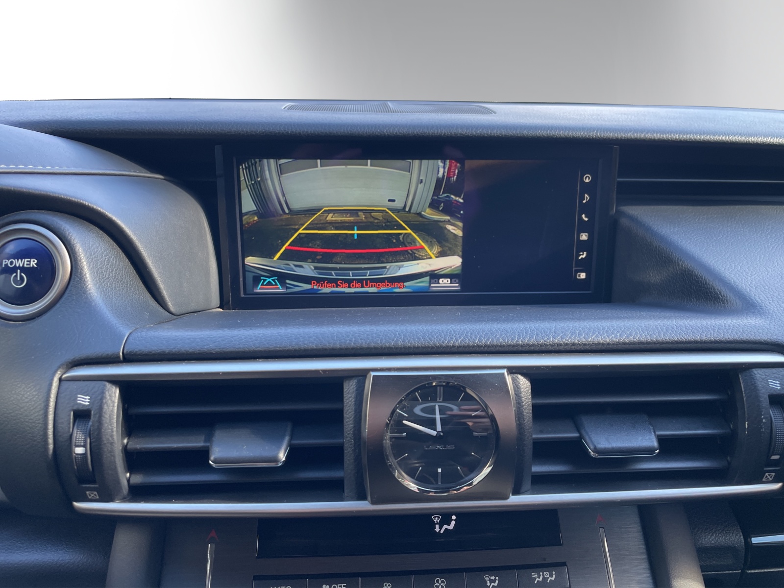 LEXUS IS 300h excellence Automatic-image-12