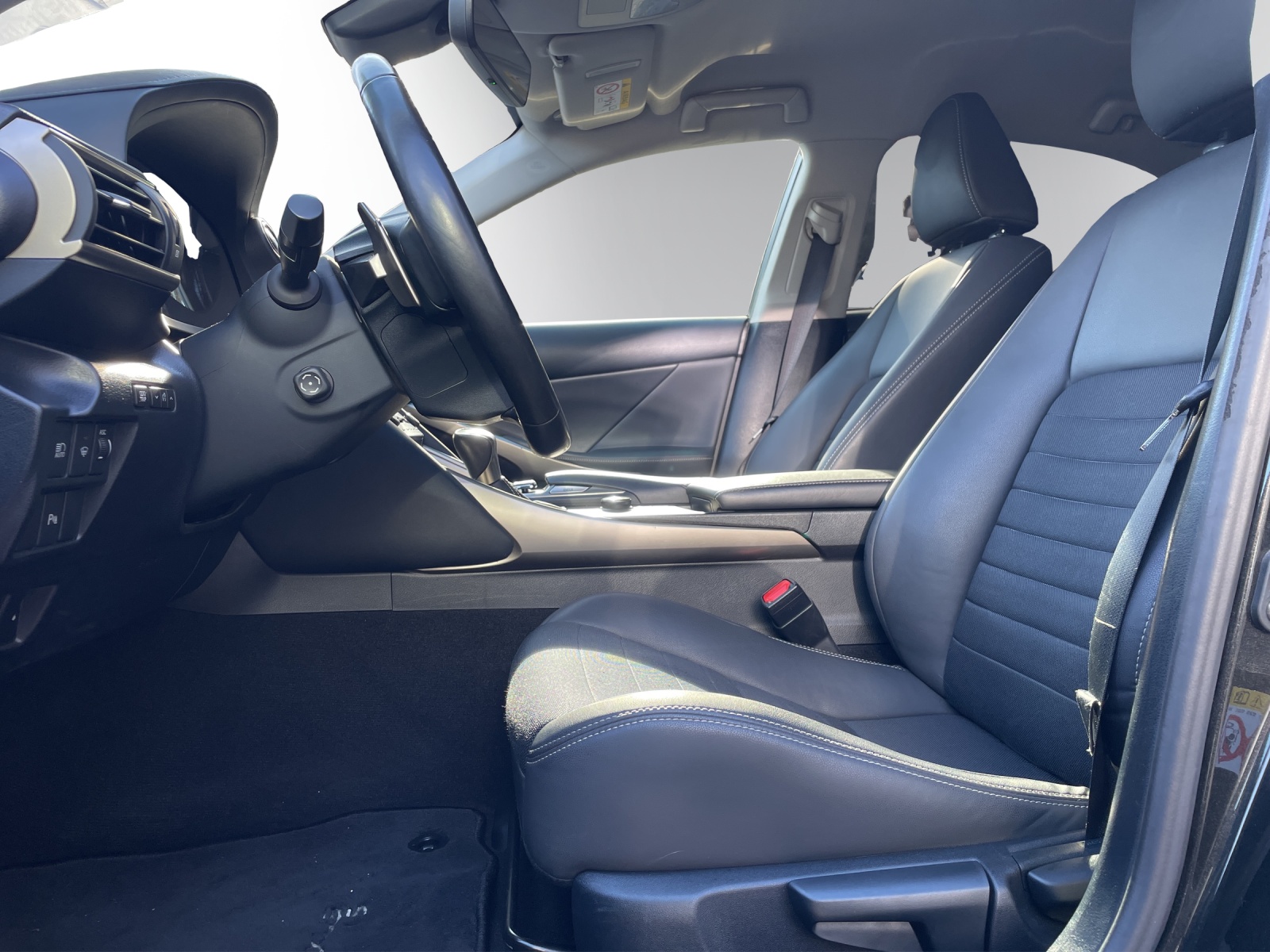 LEXUS IS 300h excellence Automatic-image-7