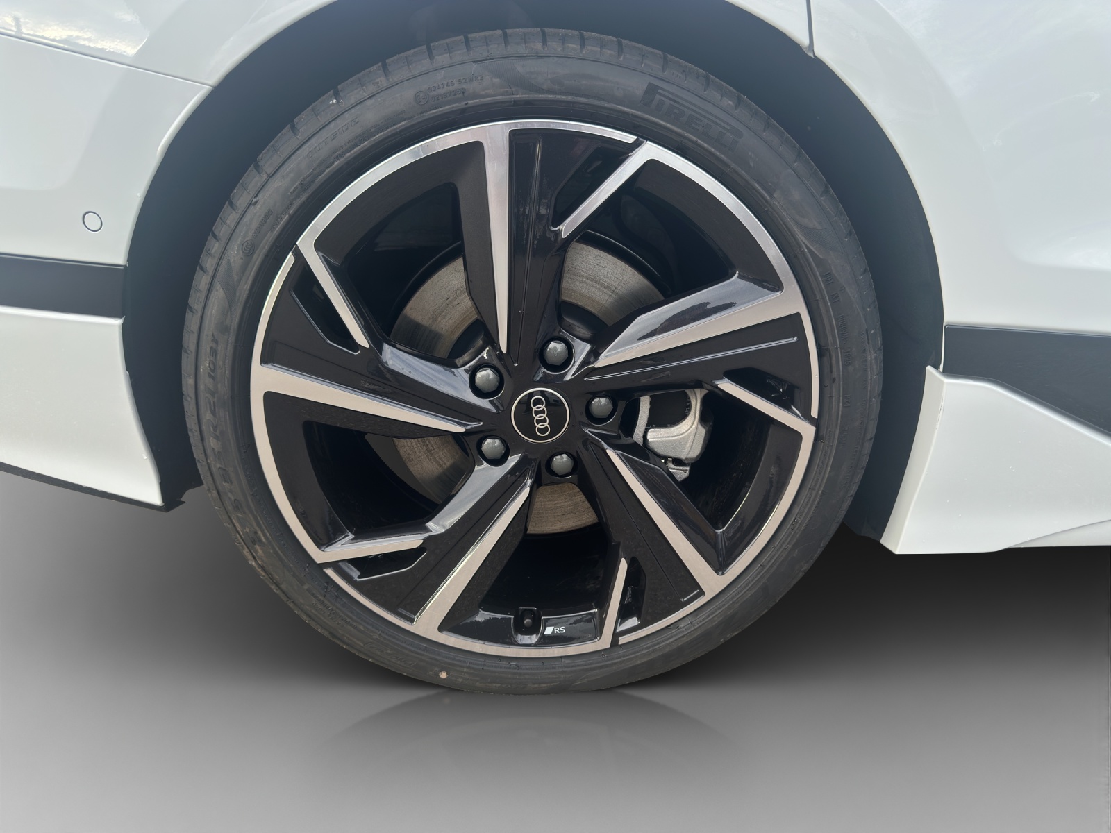 AUDI A6 Avant e-tron quattro-image-13