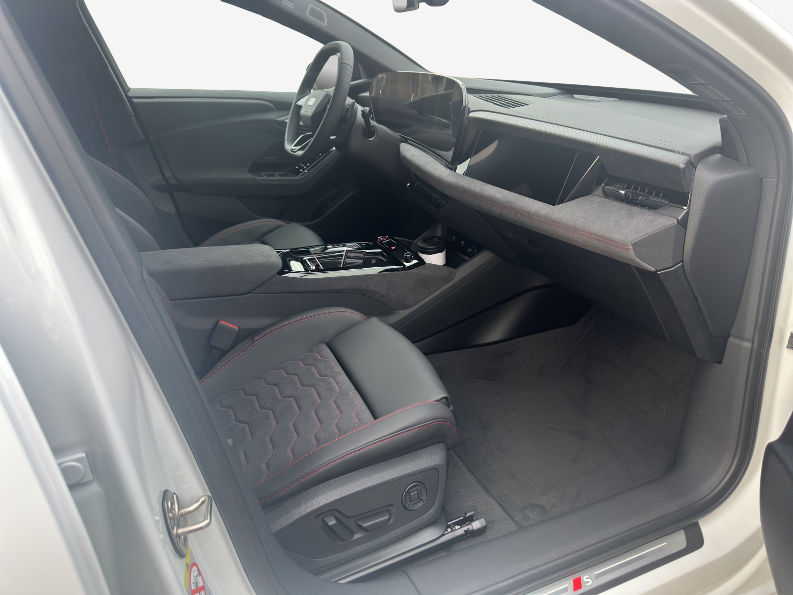 AUDI A6 Avant e-tron quattro-image-15
