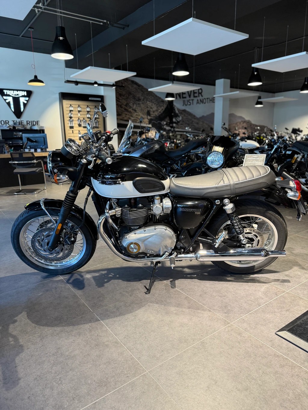 TRIUMPH Bonneville T120-showroom-element-1