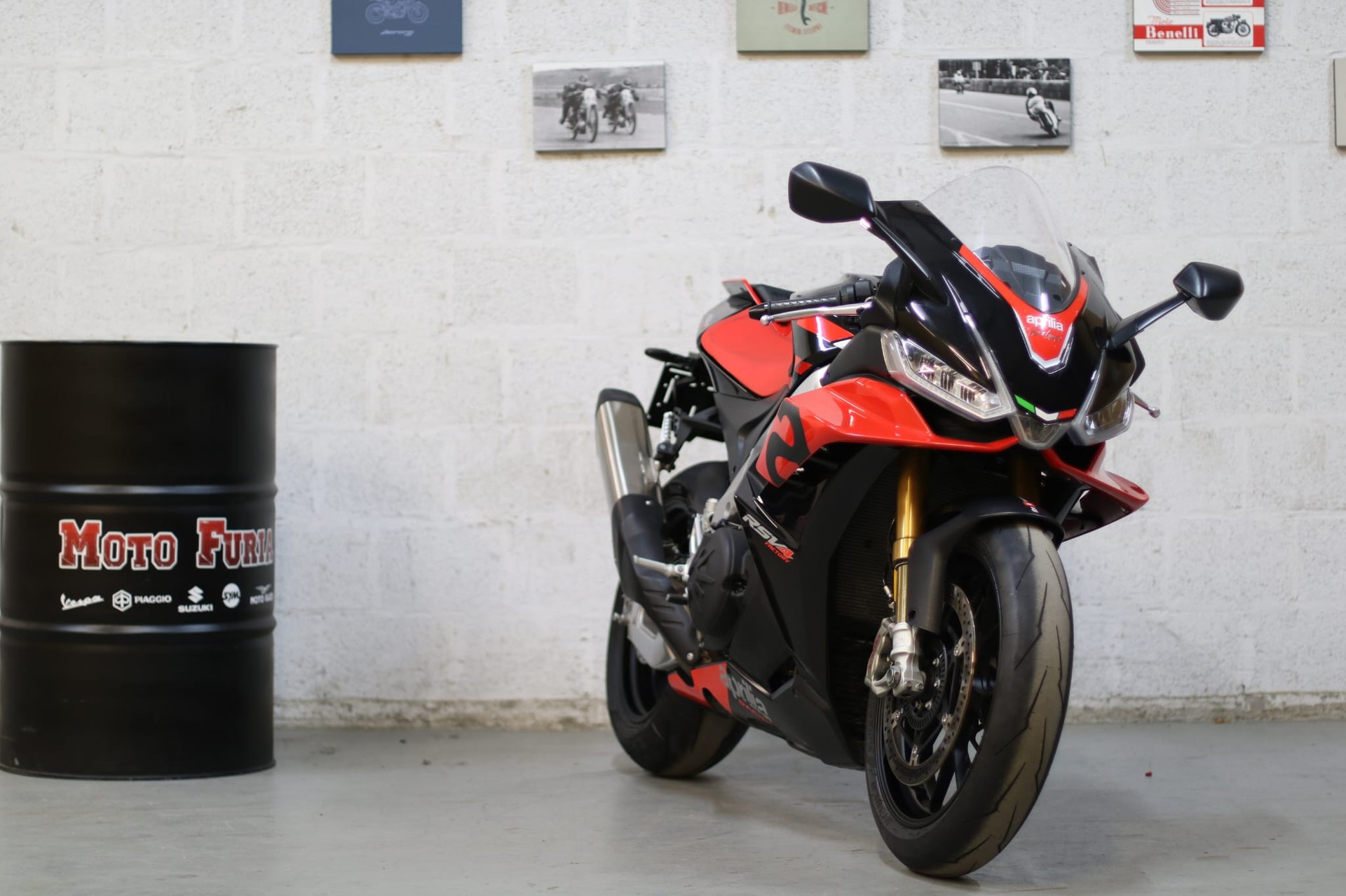 APRILIA RSV4 1100 Factory-showroom-element-1