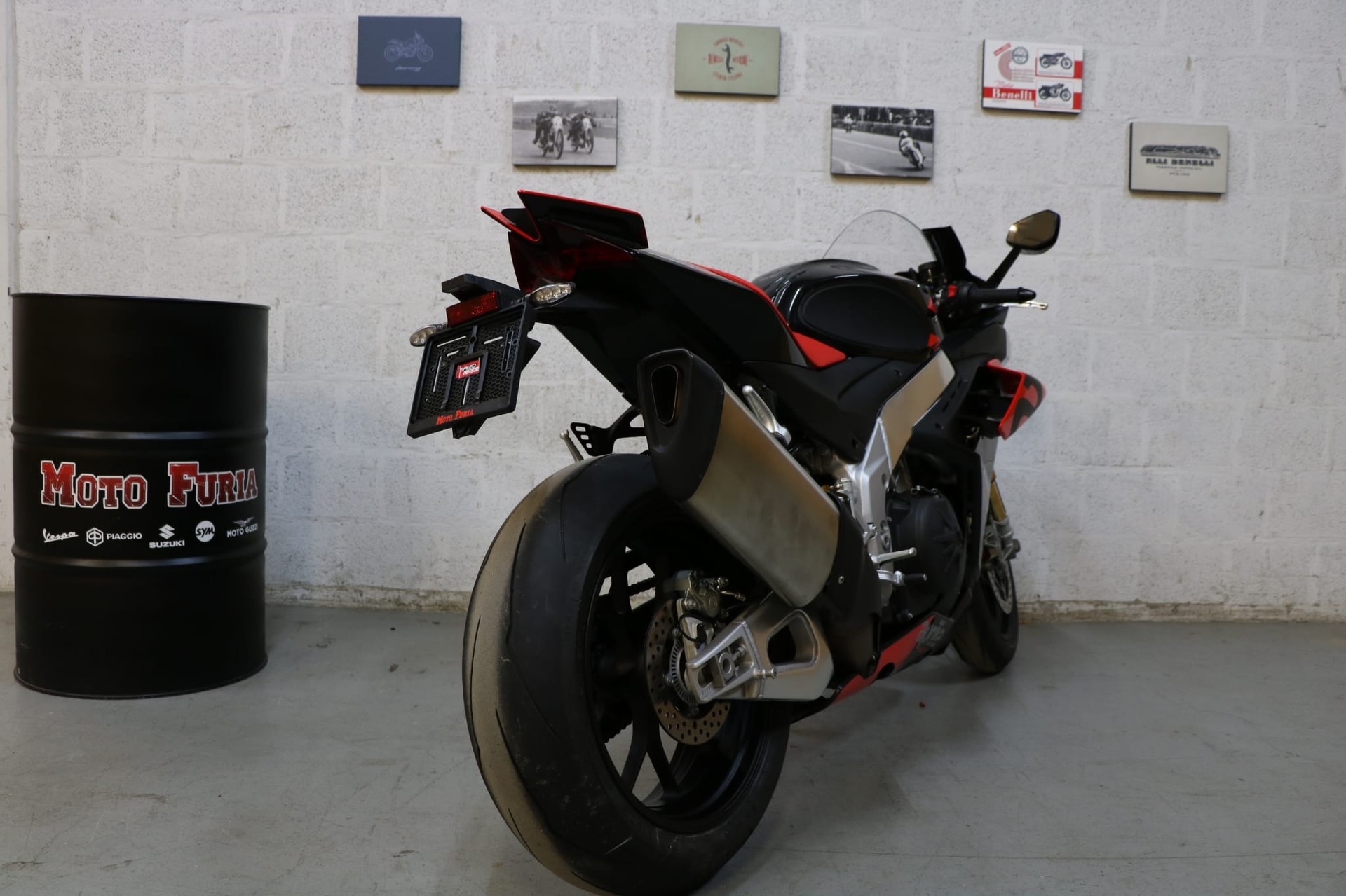 APRILIA RSV4 1100 Factory-showroom-element-3