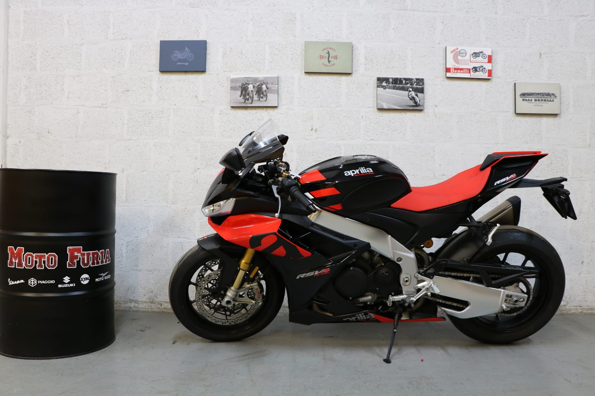 APRILIA RSV4 1100 Factory-showroom-element-2