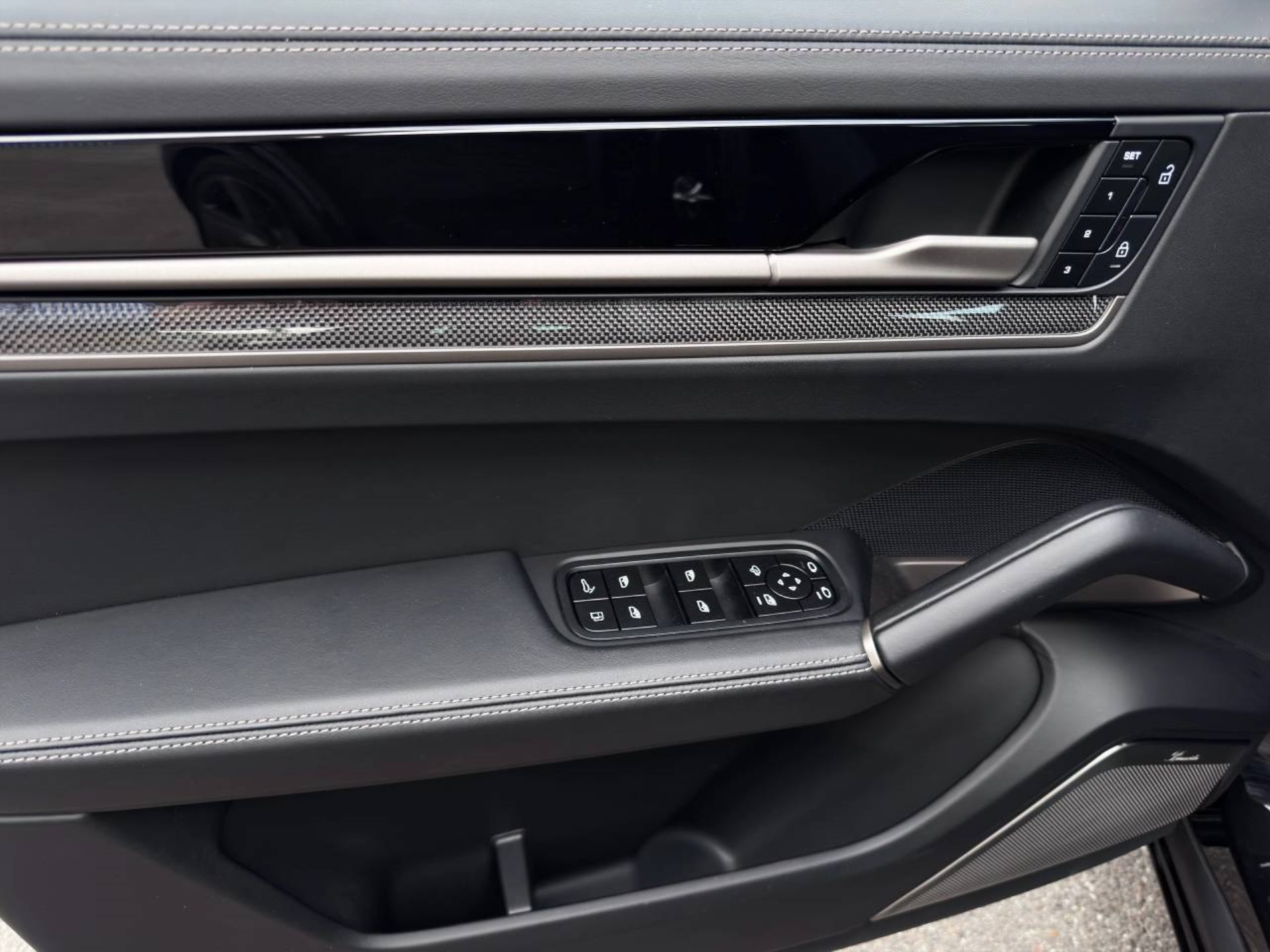 PORSCHE Cayenne Turbo E-Hybrid Coupé-image-16