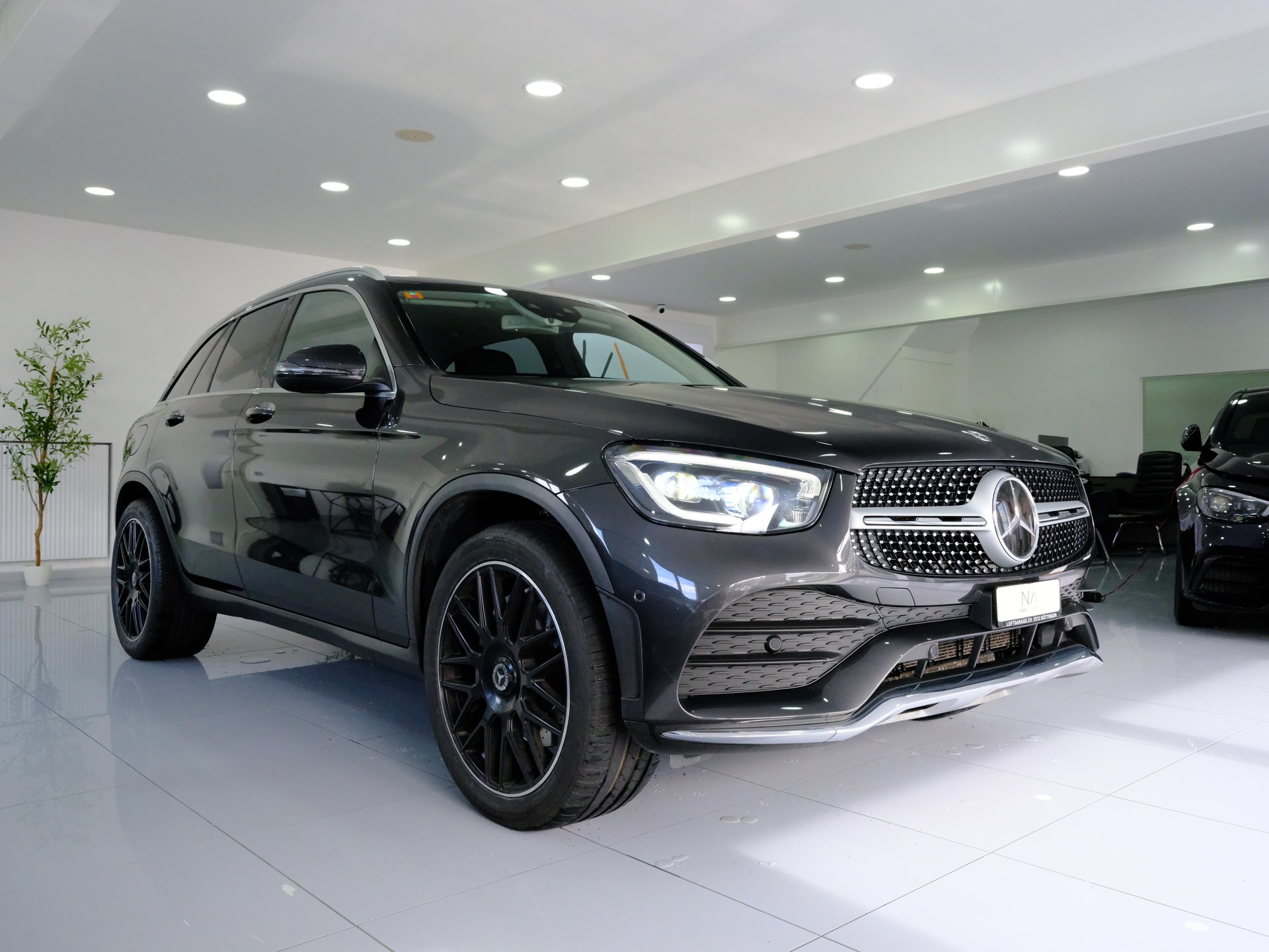 MERCEDES-BENZ GLC 300 AMG Line 4Matic 9G-Tronic-showroom-element-1