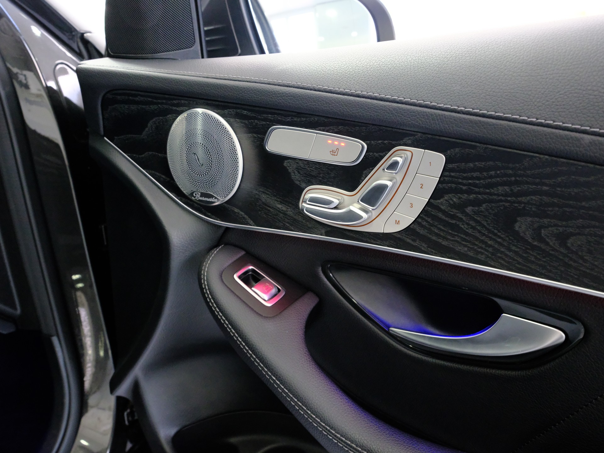 MERCEDES-BENZ GLC 300 AMG Line 4Matic 9G-Tronic-image-15