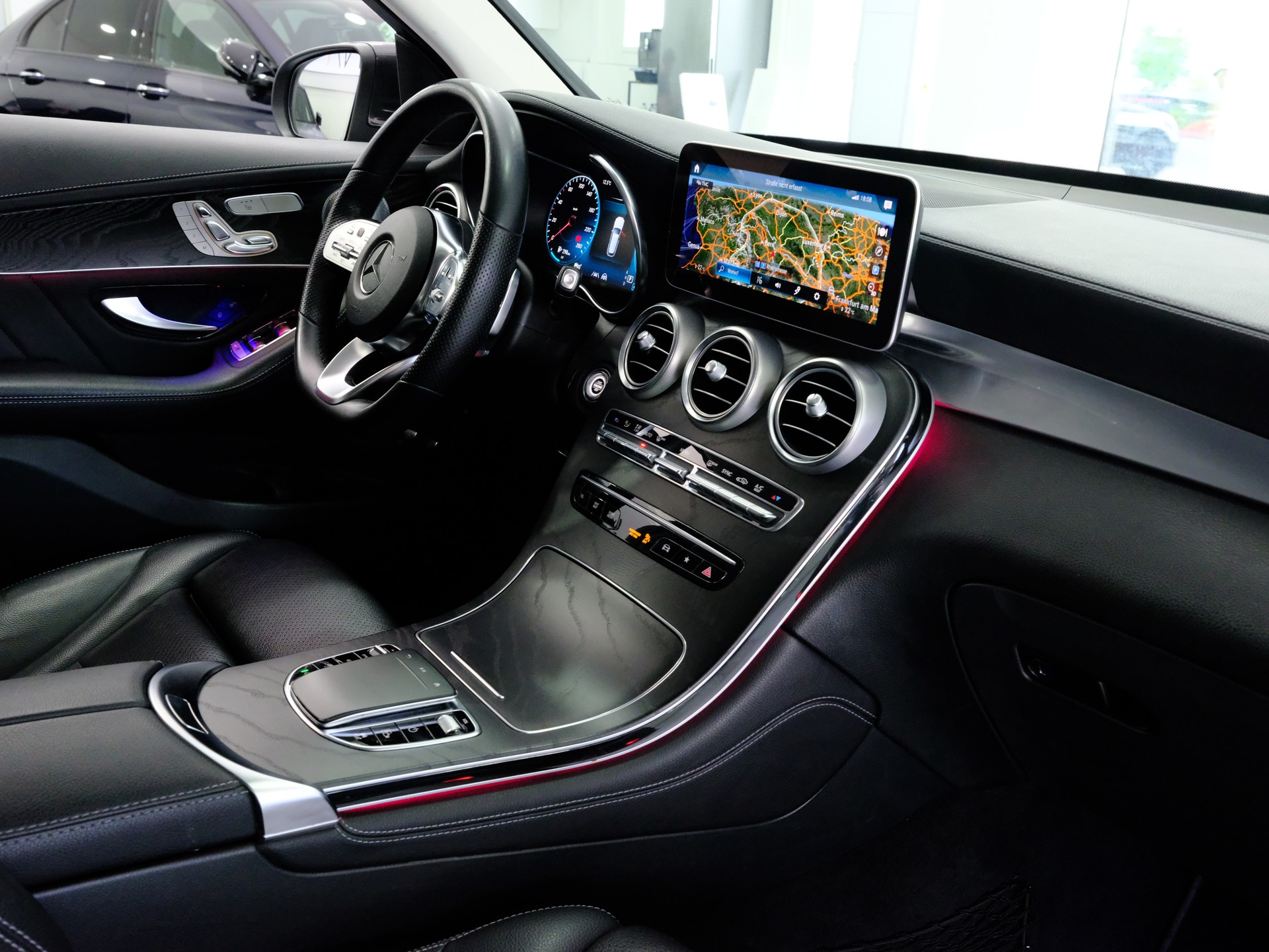 MERCEDES-BENZ GLC 300 AMG Line 4Matic 9G-Tronic-image-14