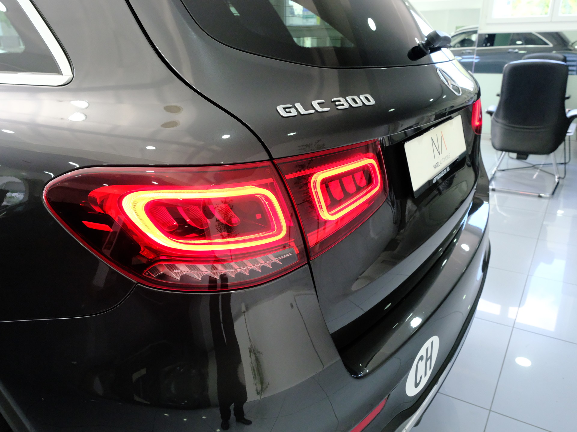 MERCEDES-BENZ GLC 300 AMG Line 4Matic 9G-Tronic-image-8