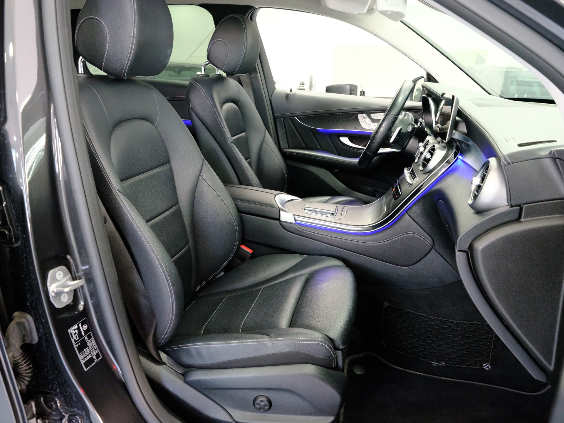 MERCEDES-BENZ GLC 300 AMG Line 4Matic 9G-Tronic-image-16